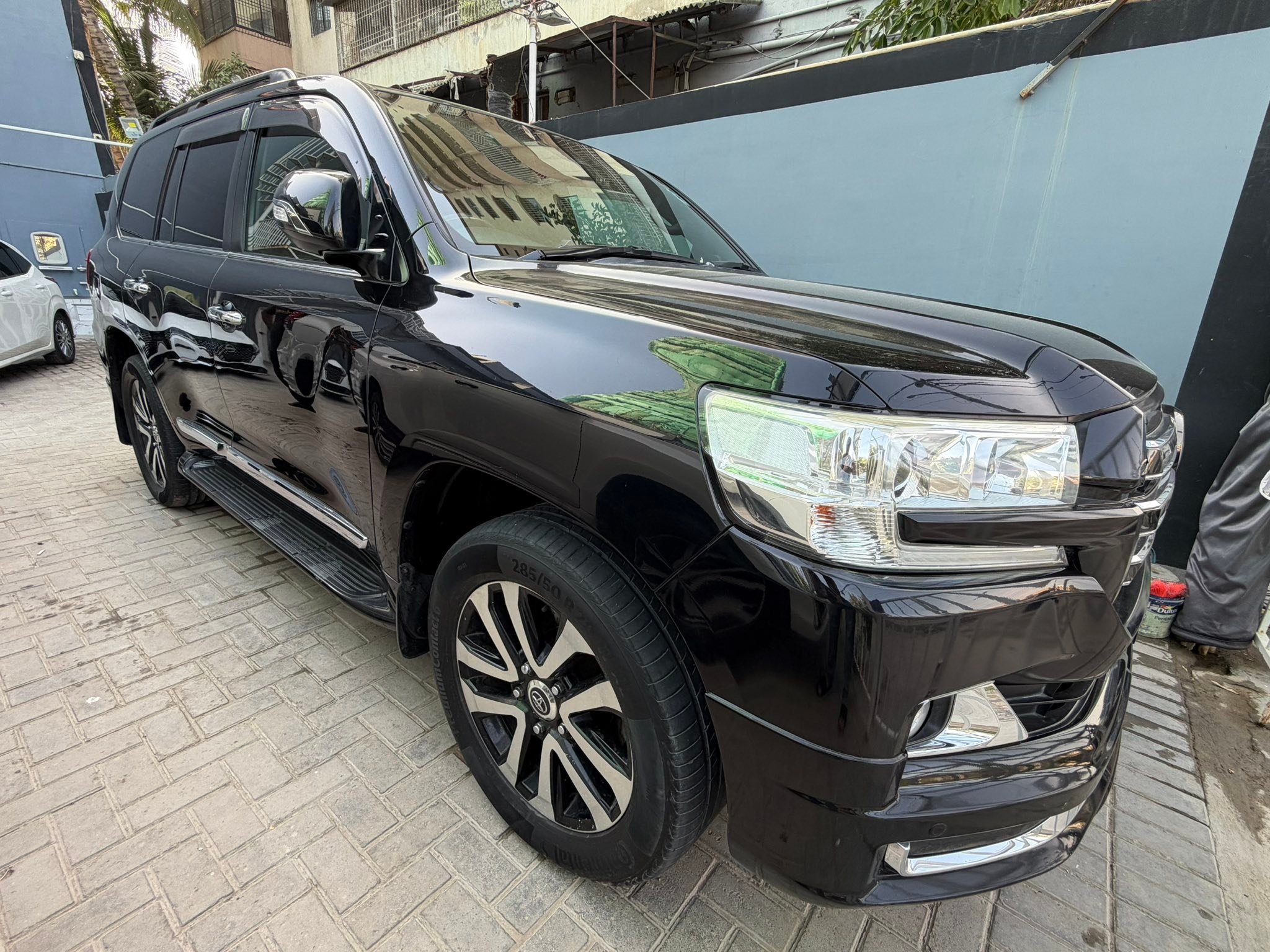 TOYOTA LANDCRUISER ZX PACKAGE NEW KEY REAR ENTERTAINMENT AUTO