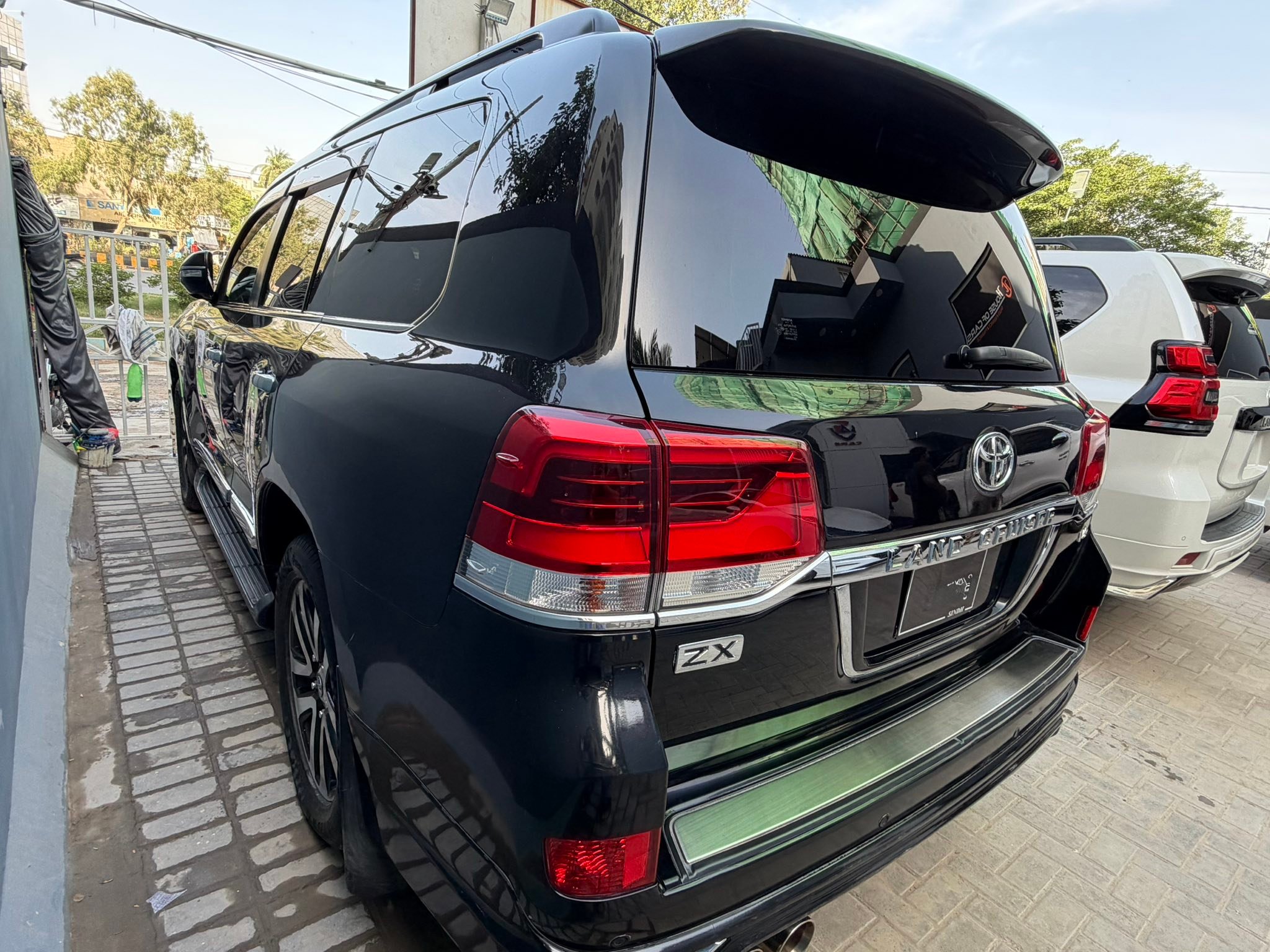 TOYOTA LANDCRUISER ZX PACKAGE NEW KEY REAR ENTERTAINMENT AUTO