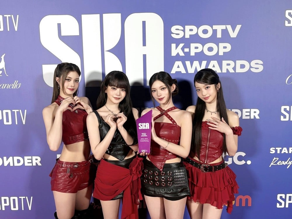 COSMOSY pick up their first domestic trophy at the '2026 SPOTV K
