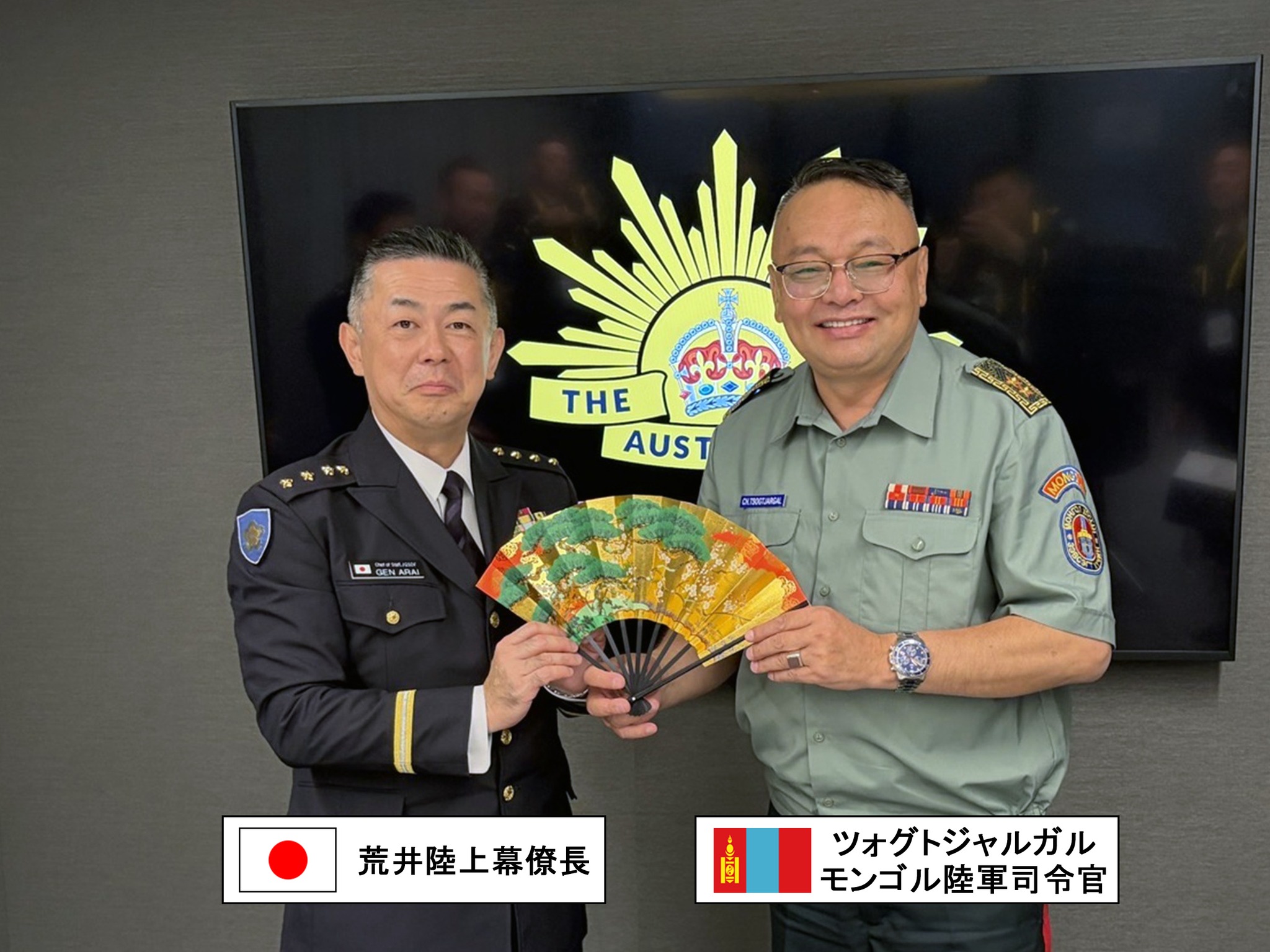 陸上自衛隊 - 優秀隊員に褒章メダルを授与する西部方面総監竹本陸将