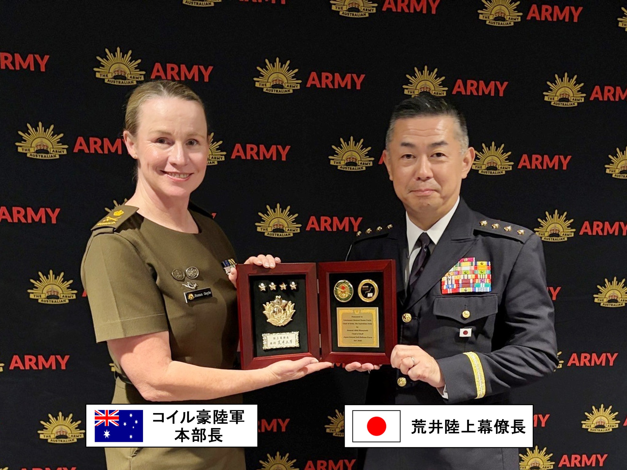 陸上自衛隊 - 優秀隊員に褒章メダルを授与する西部方面総監竹本陸将
