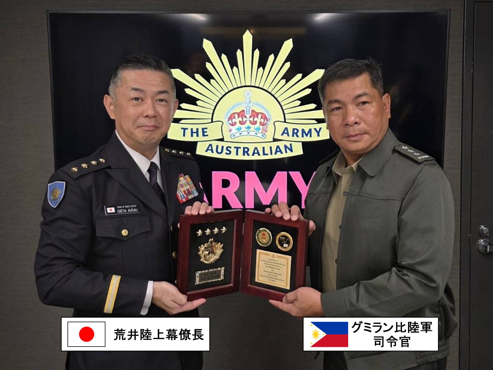 陸上自衛隊 - 優秀隊員に褒章メダルを授与する西部方面総監竹本陸将