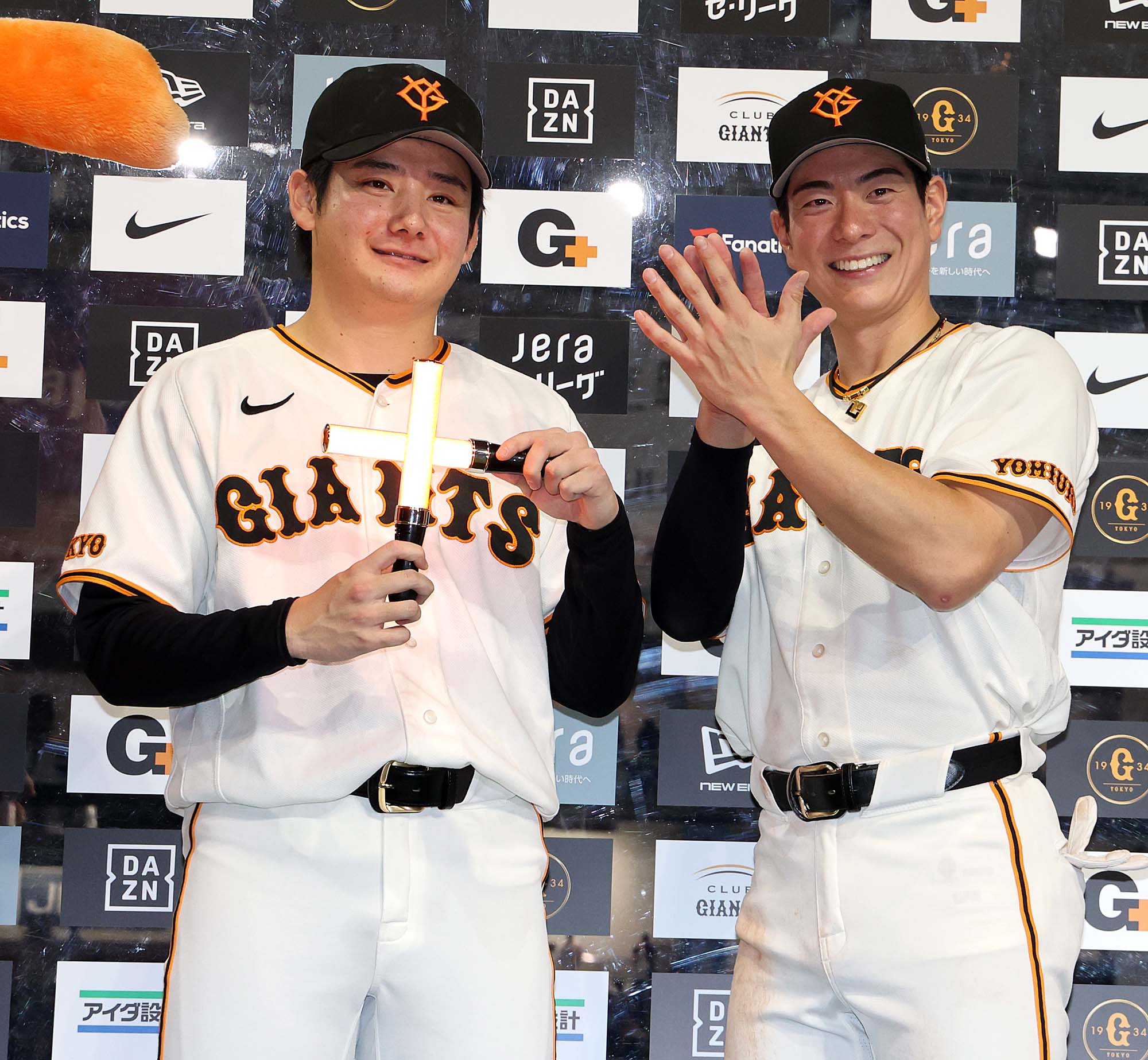 キャンプ中の一場面。高木勇人投手がファンレターに同封されてきた色紙