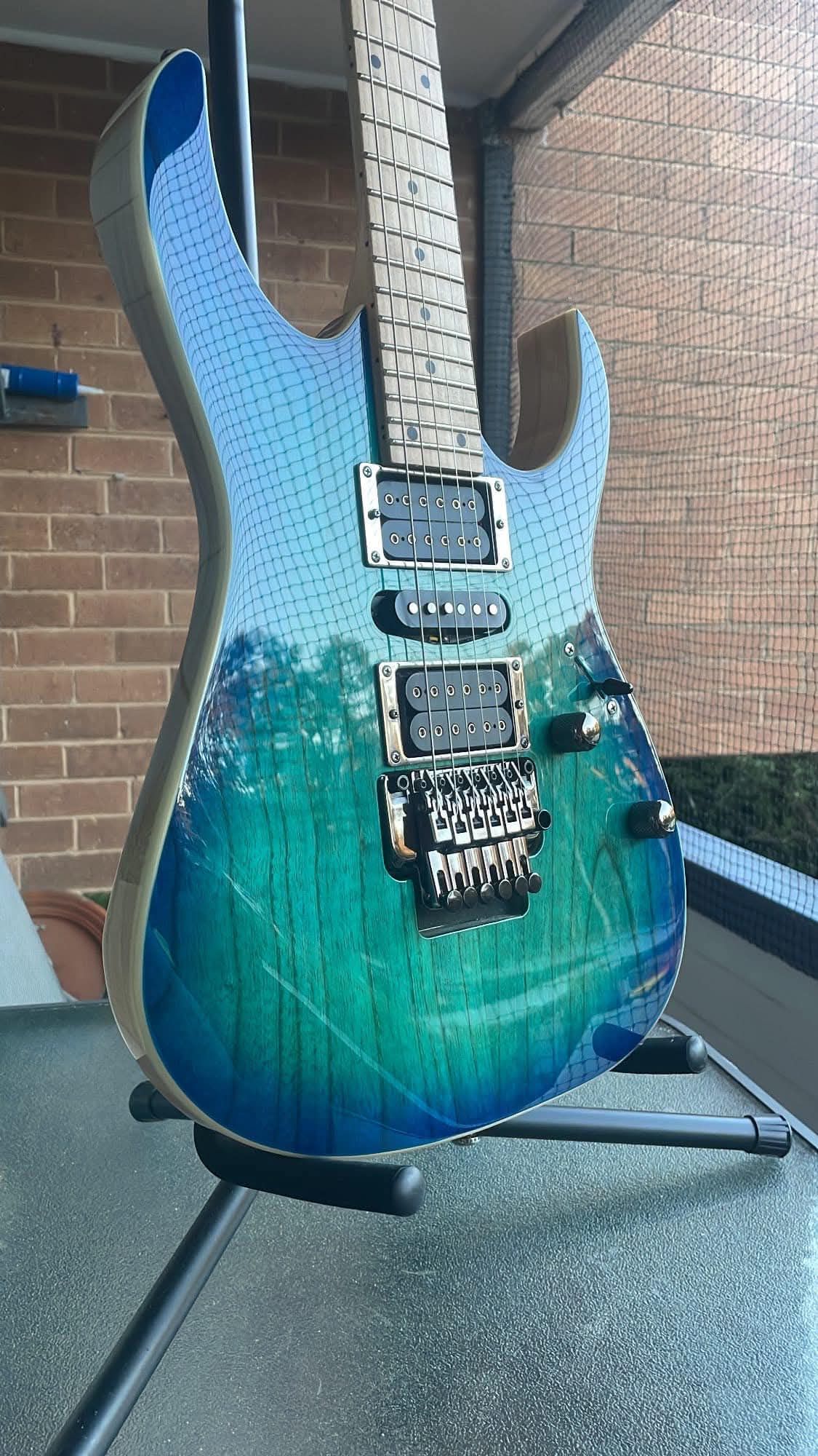 Hello this is may ibanez rg 370 1993 new paint DIY