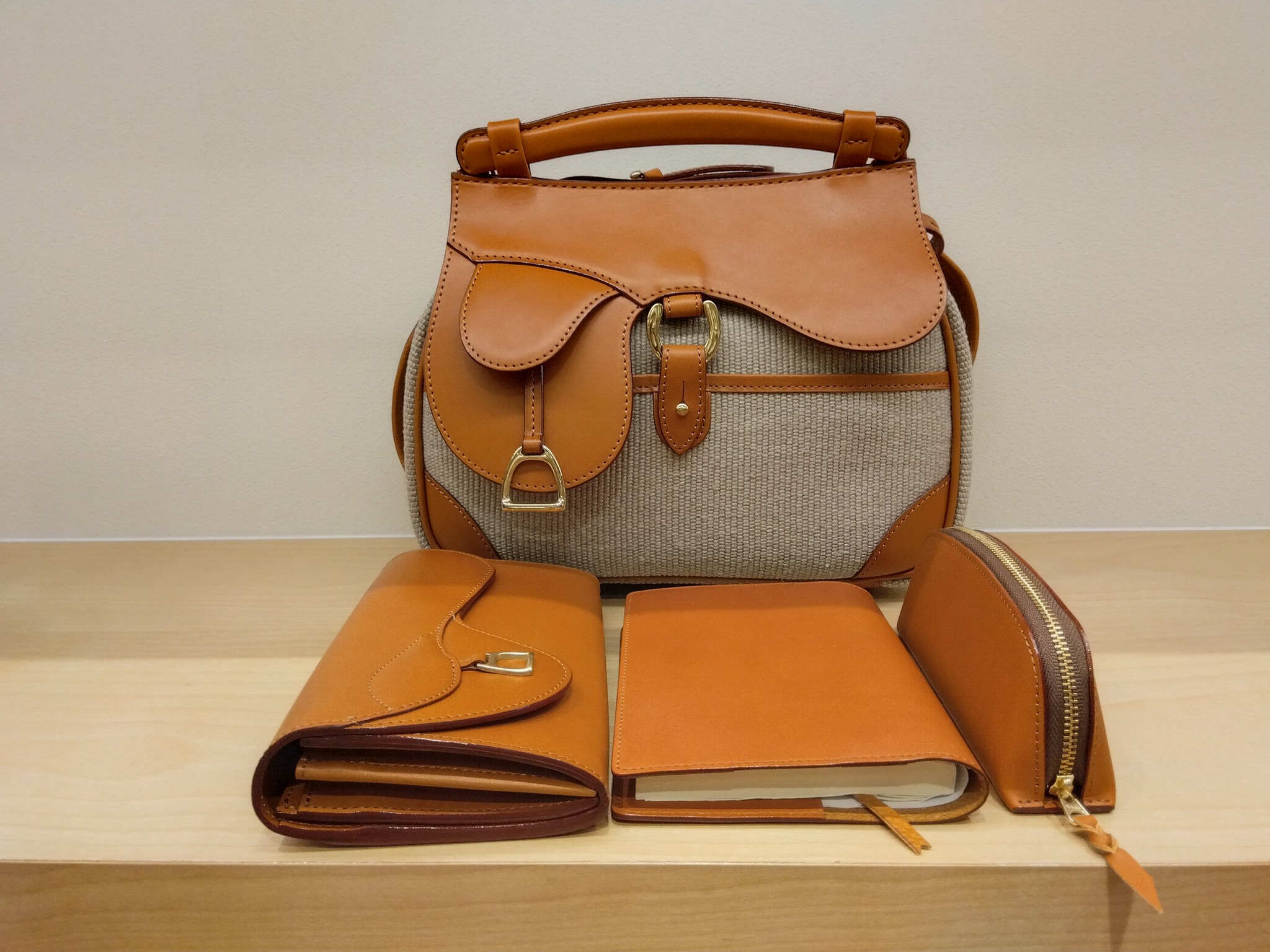 鞄 いたがき - 鞄 いたがき added a new photo.