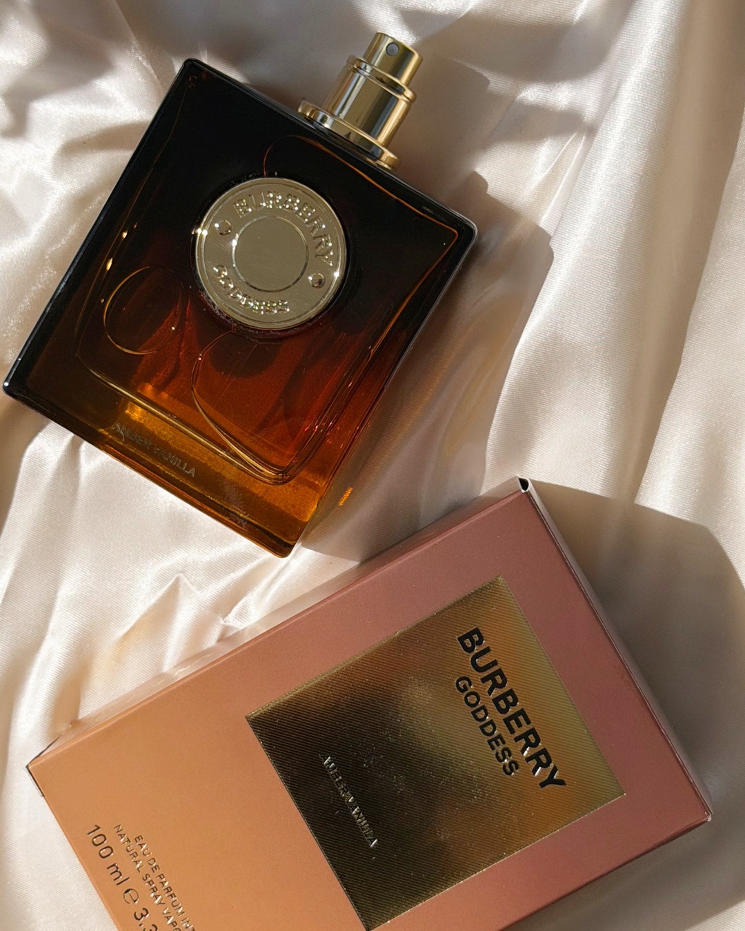 🧡NEU🧡 Burberry Goddess Amber Vanilla ✨ Ein Duft wie eine warme Umarmung – sinnlich, cremig und unwiderstehlich. 🍯🤍 Der süße Auftakt aus Ahornsirup und sanftem Lavendel verschmilzt mit einer opulenten Vanille-Komposition und