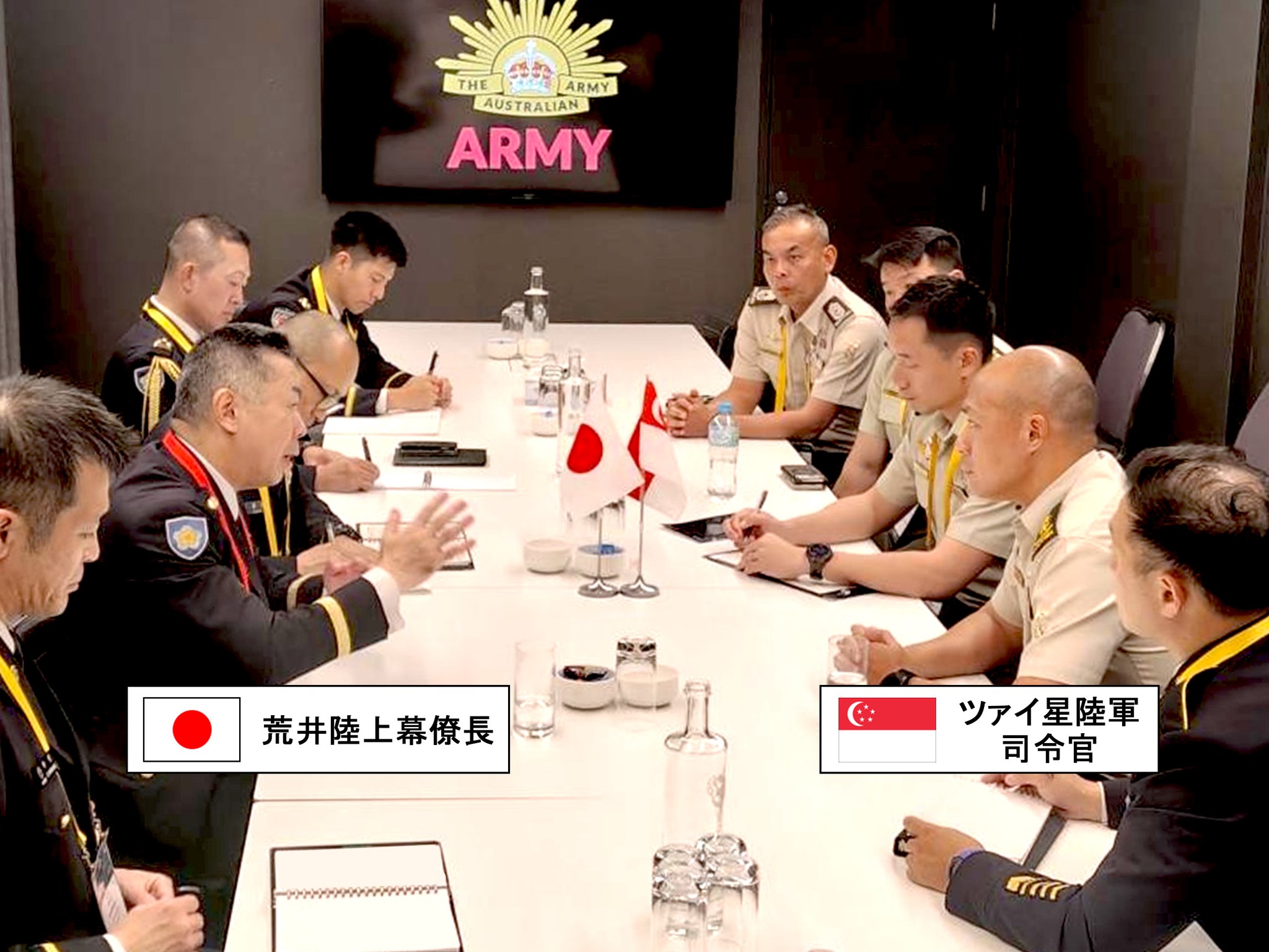 陸上自衛隊 - 優秀隊員に褒章メダルを授与する西部方面総監竹本陸将