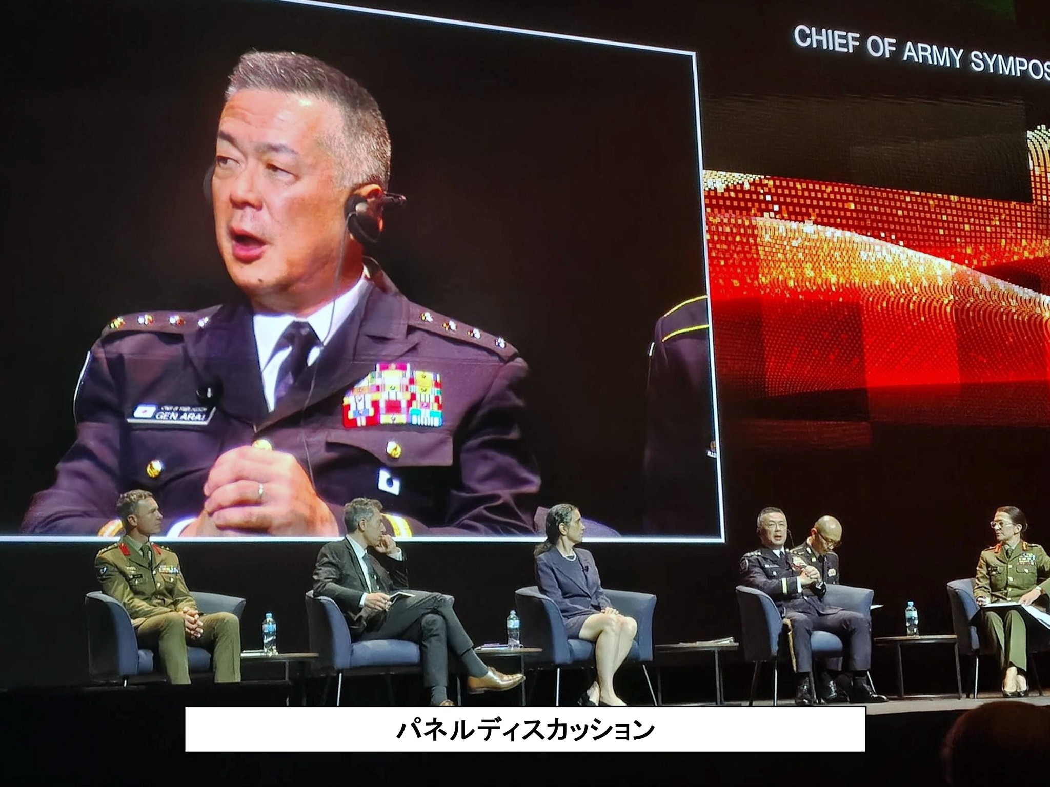 陸上自衛隊 - 優秀隊員に褒章メダルを授与する西部方面総監竹本陸将