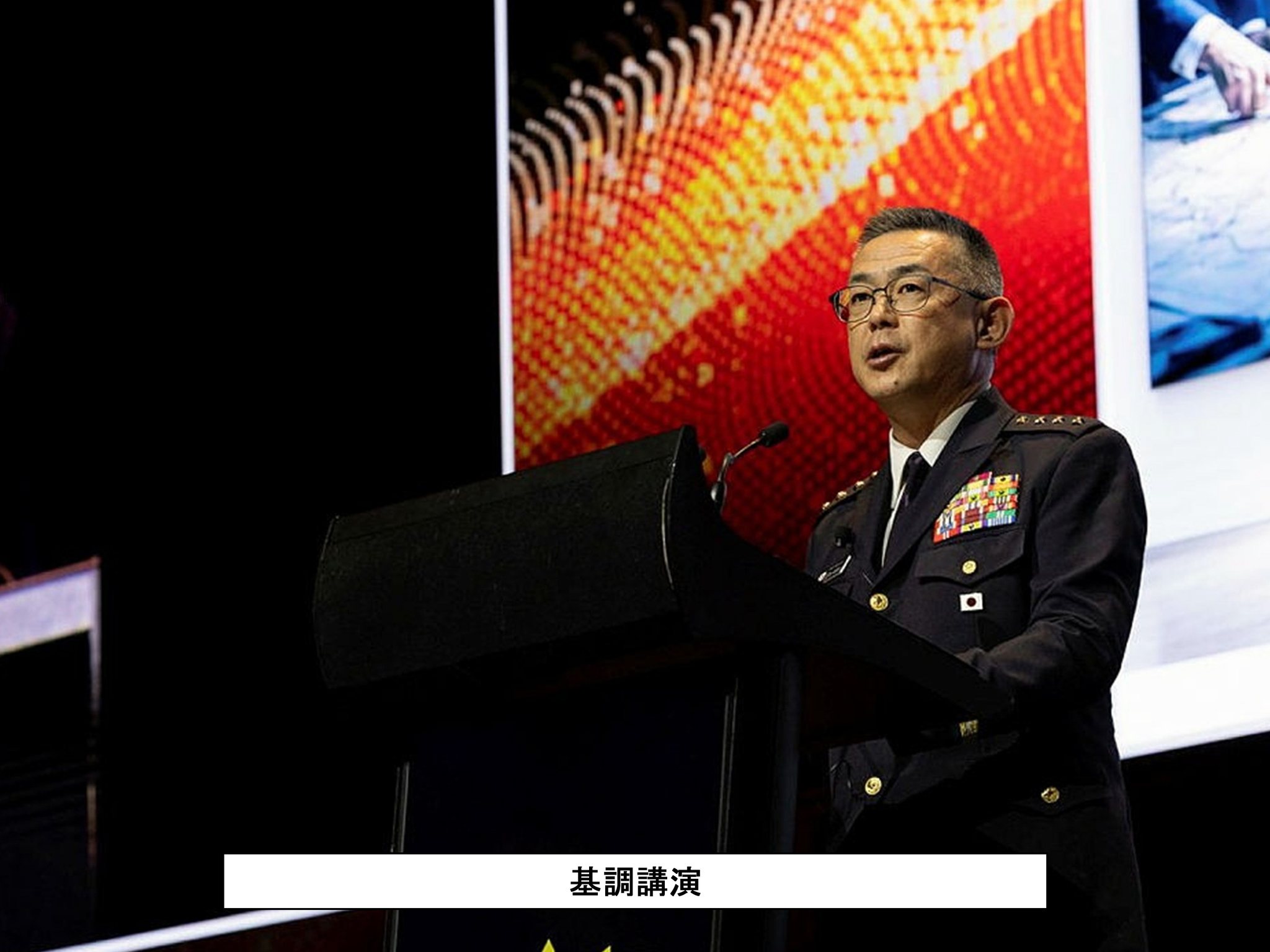 陸上自衛隊 - 優秀隊員に褒章メダルを授与する西部方面総監竹本陸将