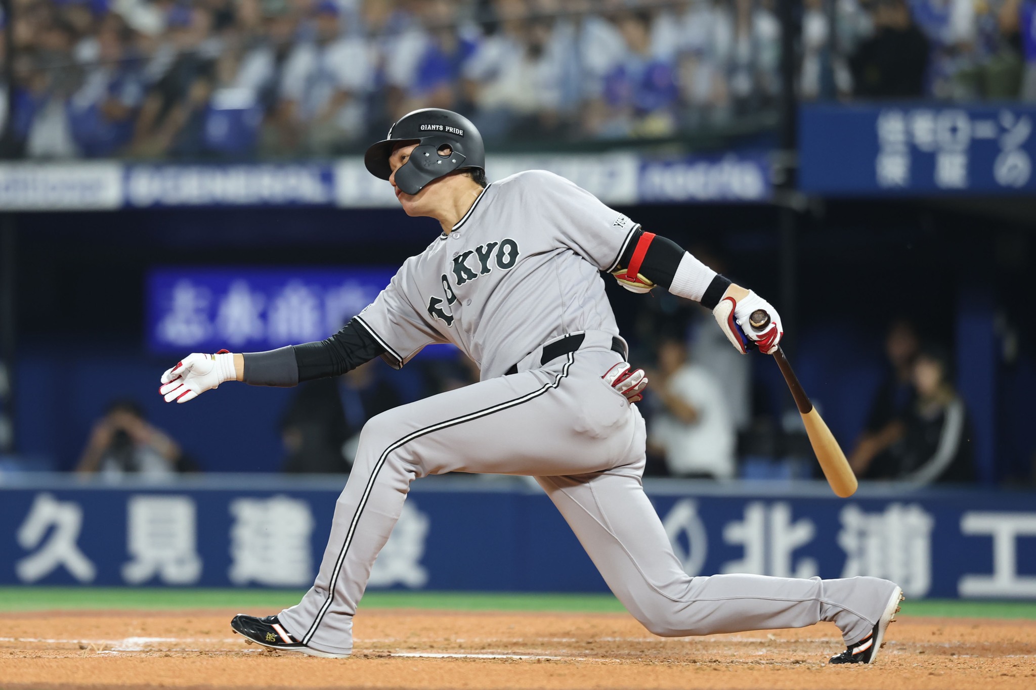 キャンプ中の一場面。高木勇人投手がファンレターに同封されてきた色紙