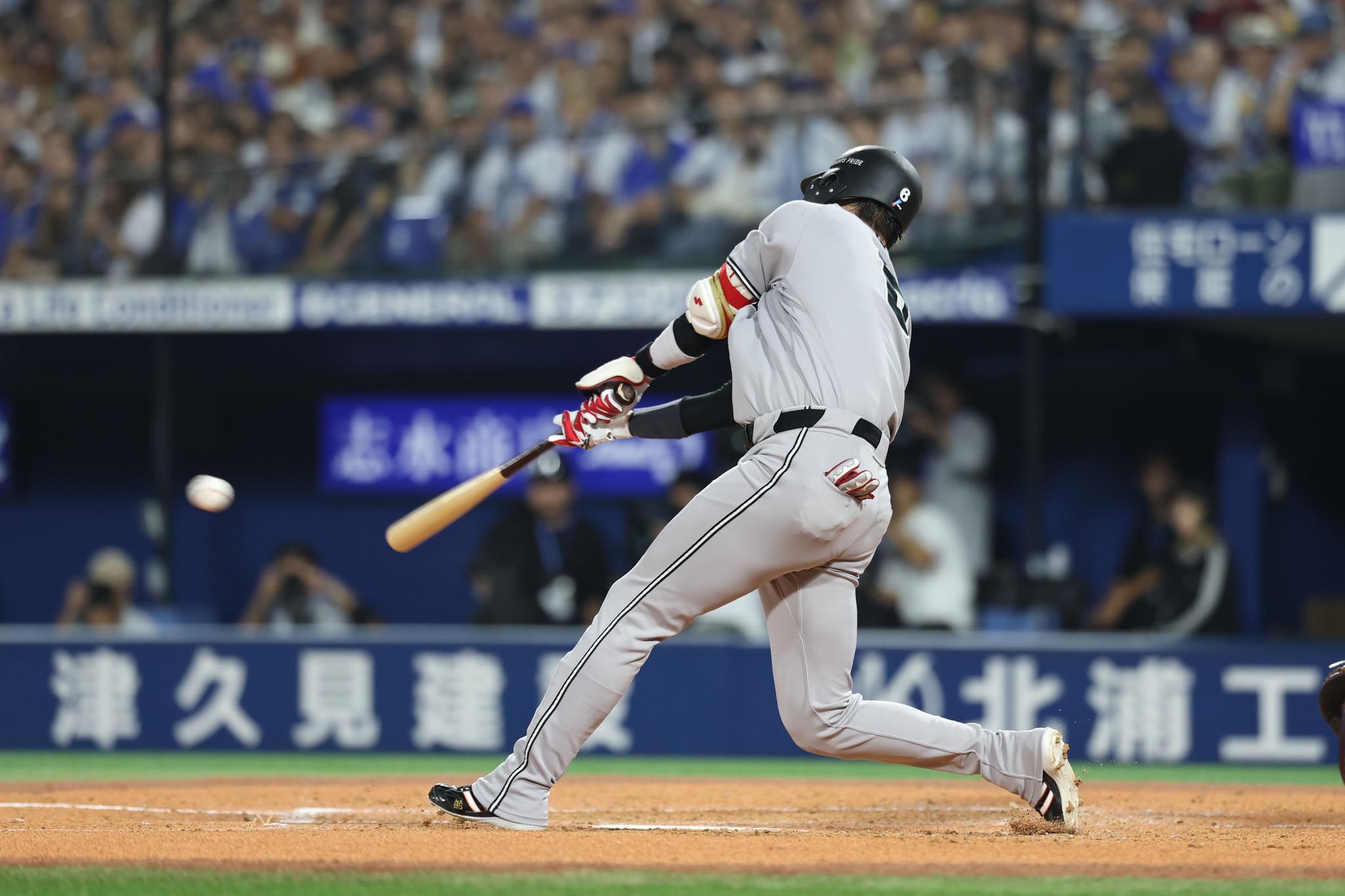 キャンプ中の一場面。高木勇人投手がファンレターに同封されてきた色紙