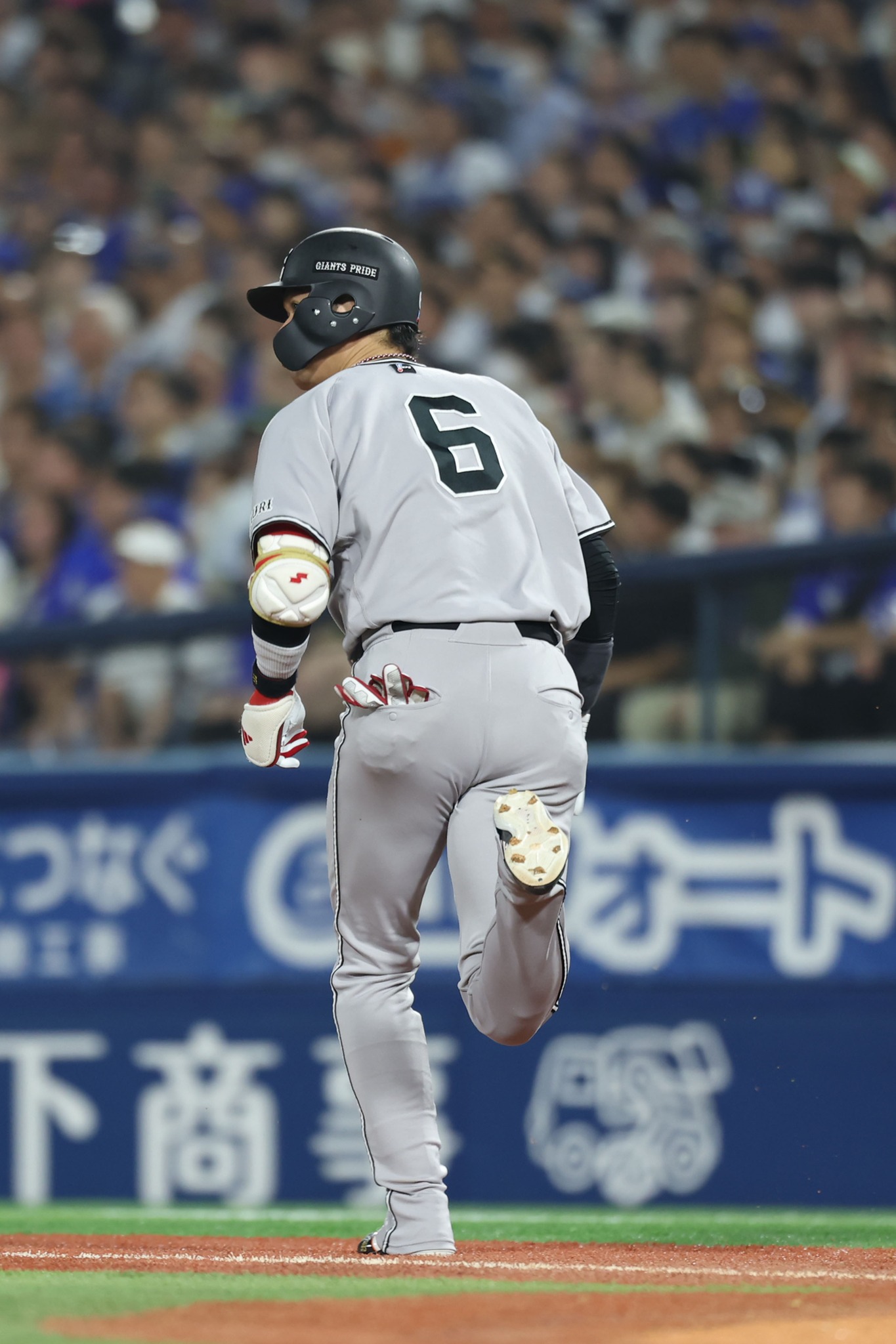キャンプ中の一場面。高木勇人投手がファンレターに同封されてきた色紙