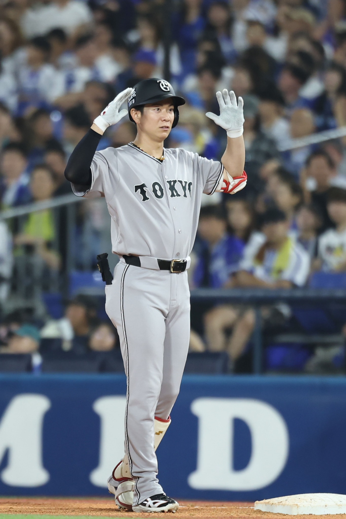 キャンプ中の一場面。高木勇人投手がファンレターに同封されてきた色紙