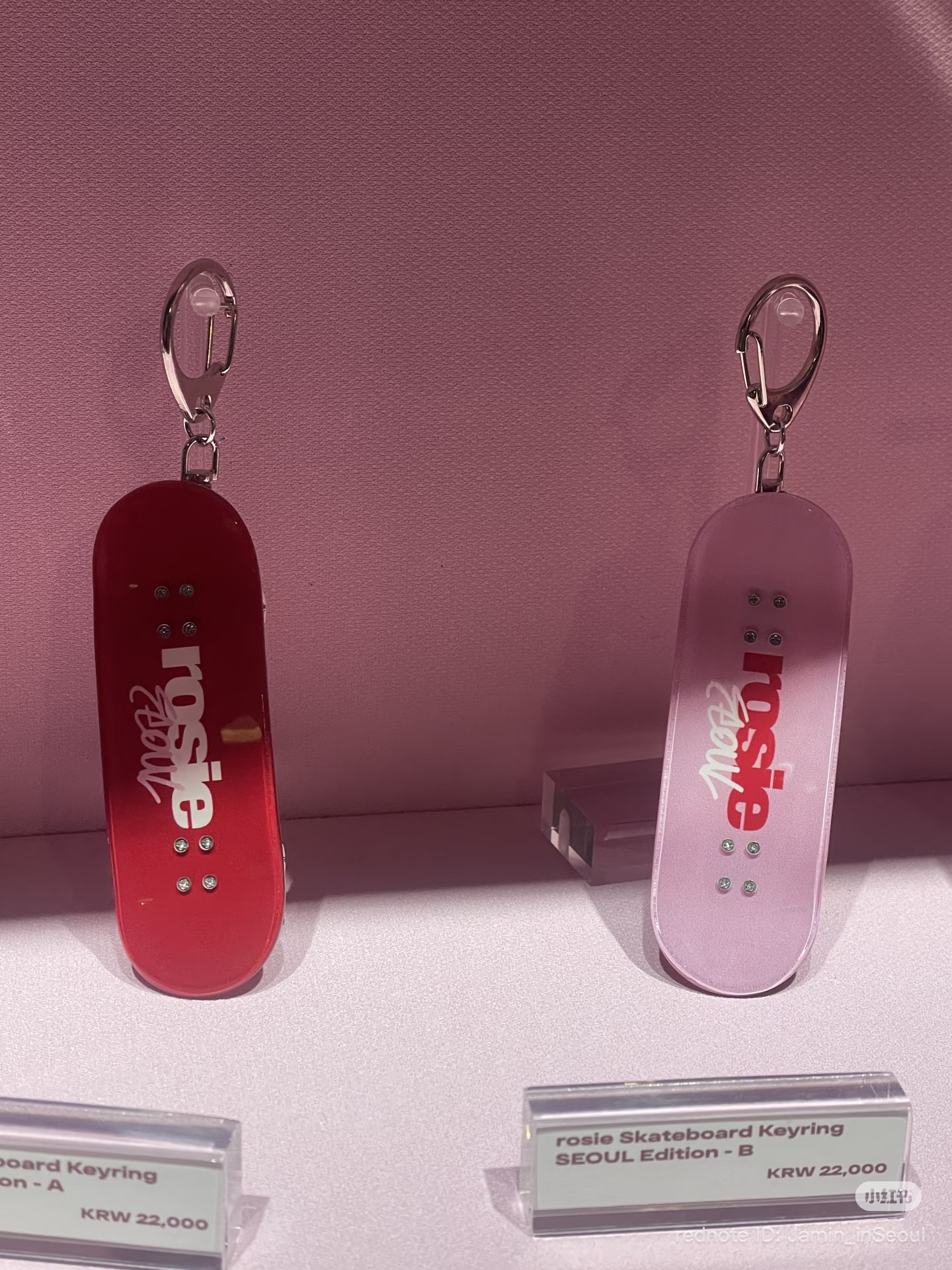 rose rosie seoul popup スケートボード　キーリング ピンク 🚨 RESTOCK 🚨 ROSÉ rosie' ENCORE POP-UP Skateboard keyring - PHP1