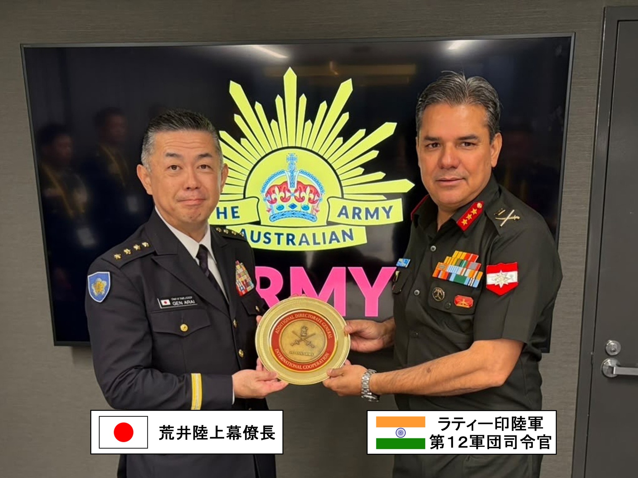 陸上自衛隊 - 優秀隊員に褒章メダルを授与する西部方面総監竹本陸将