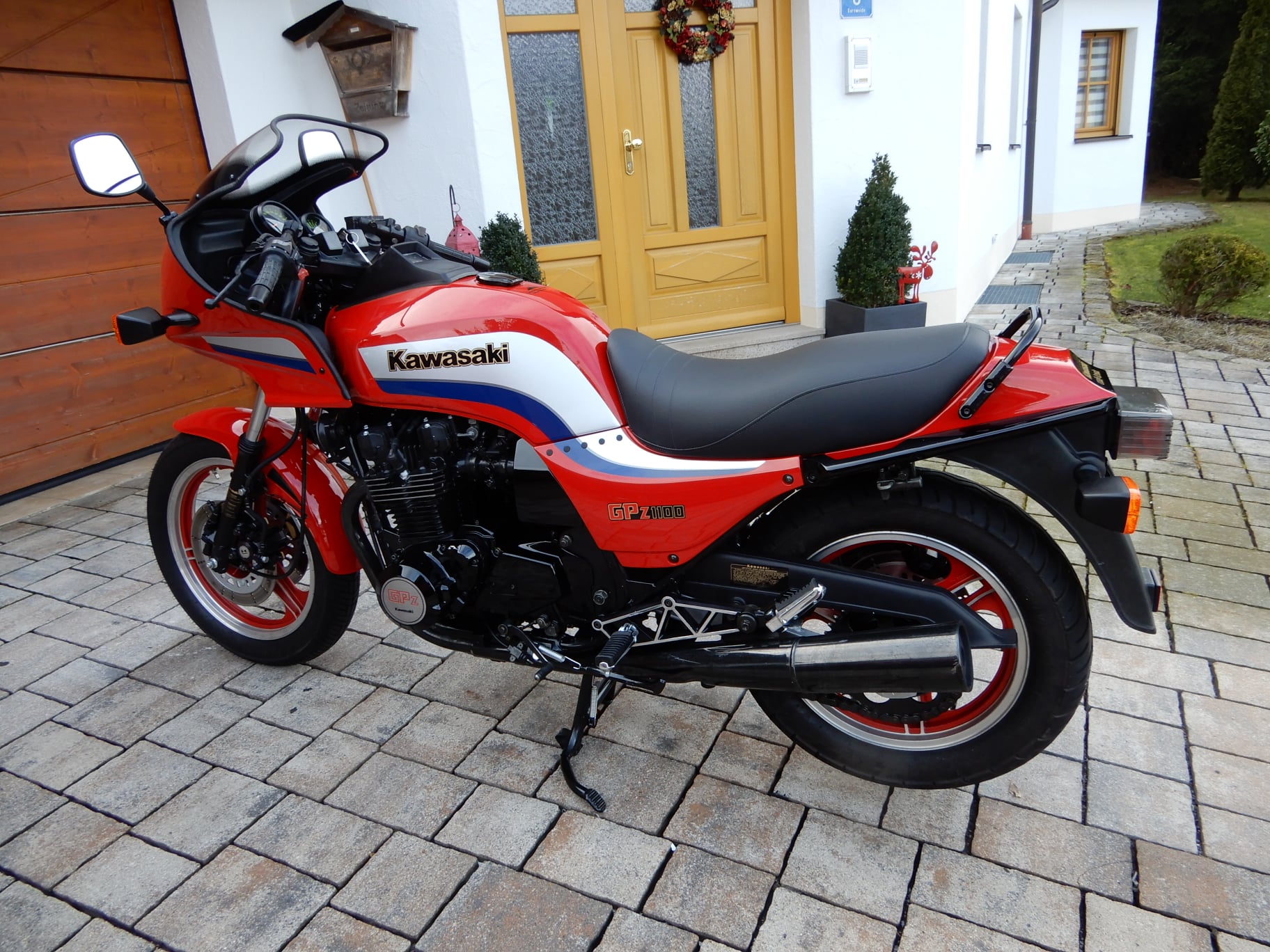 In 1984, the Kawasaki GPz 1100 (ZX1100-A2) and Suzuki GSX1100SE