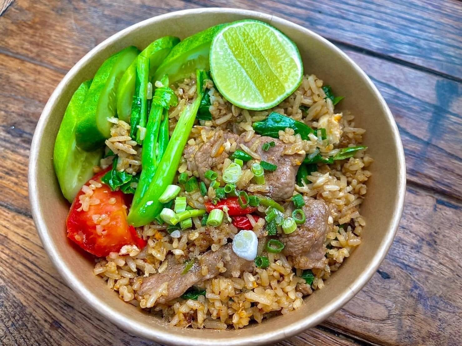 ข้ า ง บ้ า น - ตื่ น ม า ท า น ข้ า ว ผั ด ร ถ ไ ฟ กั น ....