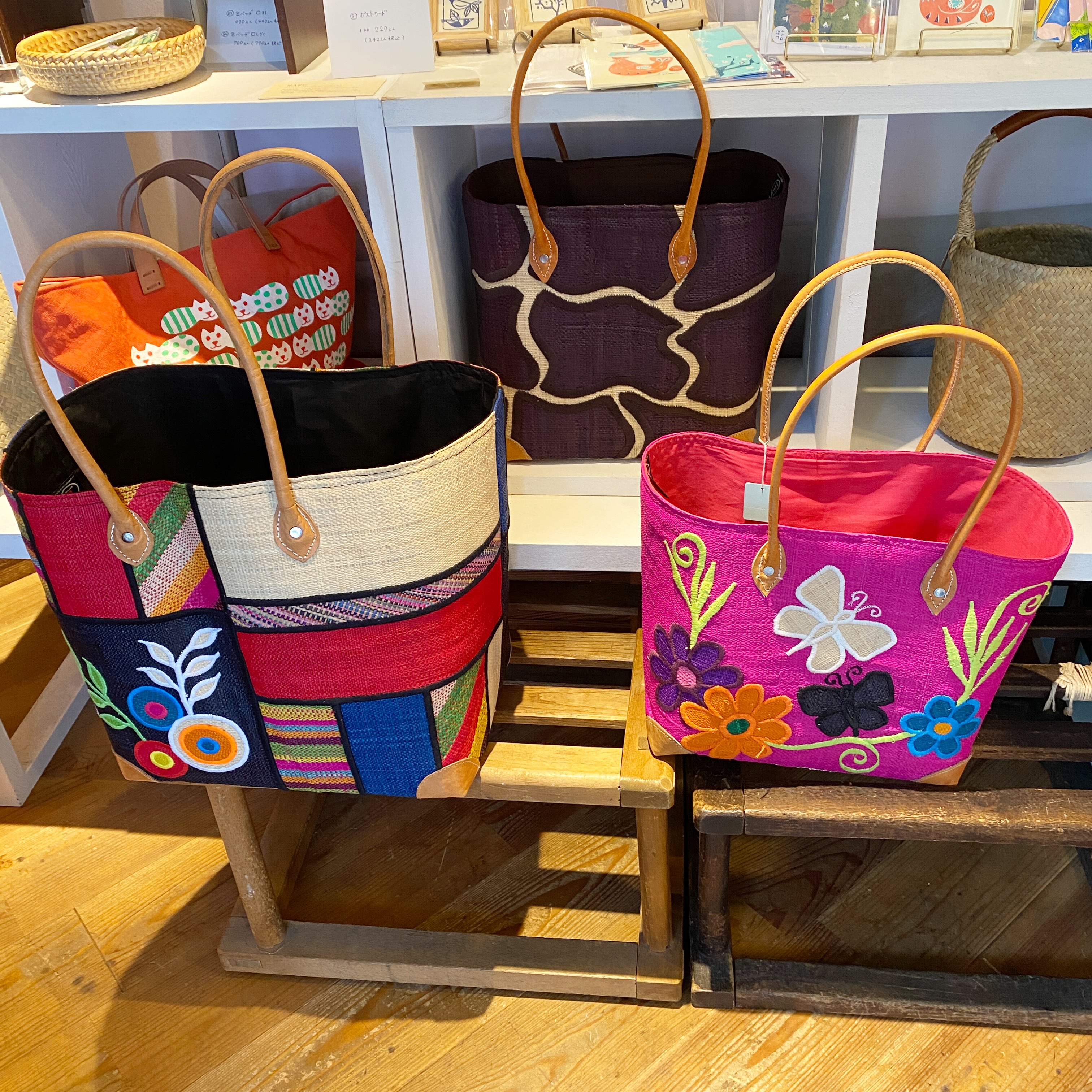 4/11-28 yuj handicrafts インドの手しごと展 が始まりました。 鮮やか
