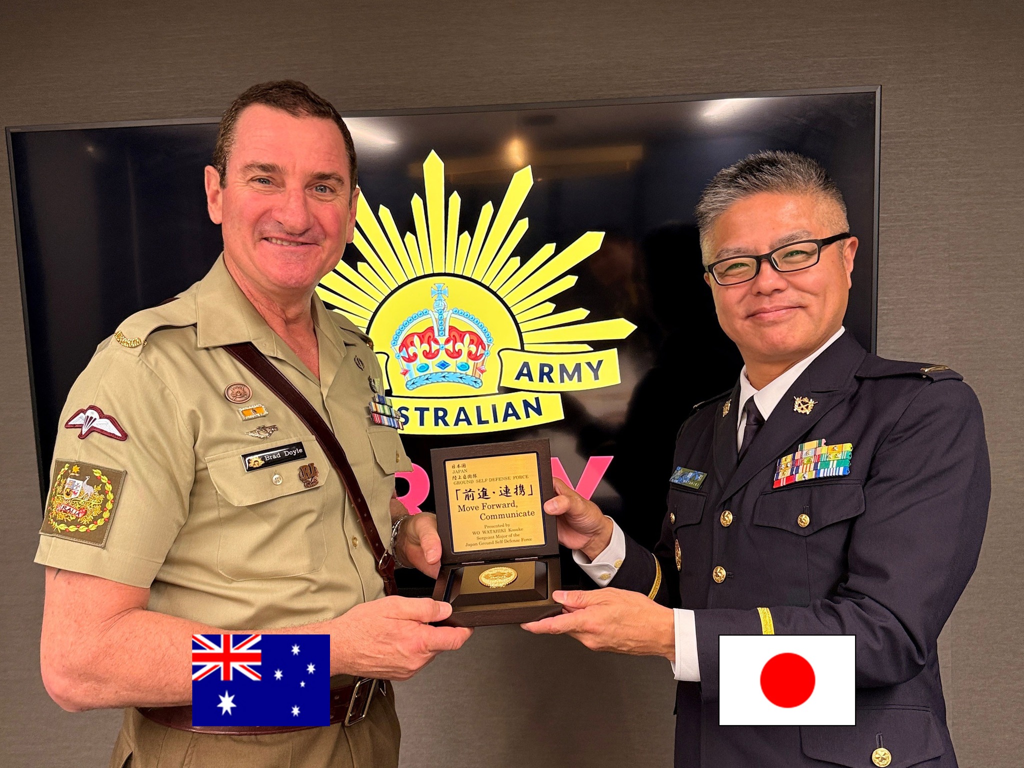 陸上自衛隊 - 優秀隊員に褒章メダルを授与する西部方面総監竹本陸将