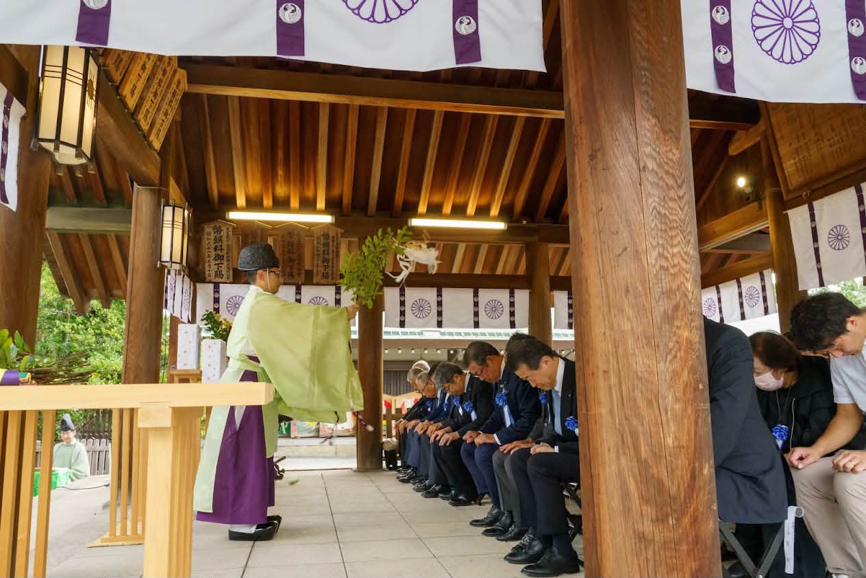 根上がり札」 皆様、新年明けましておめでとうございます。 本年も皆様