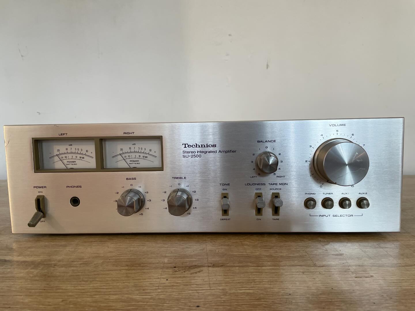 Up for sale is this beautiful vintage Technics SU-2500 stereo