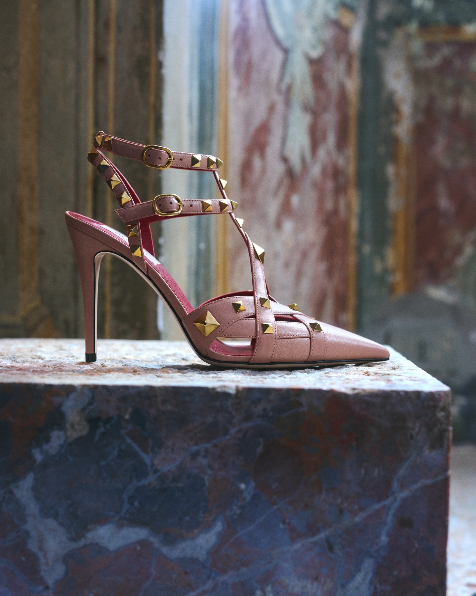 A point-toe pump presents the Maison's iconic Rockstuds in dynamic