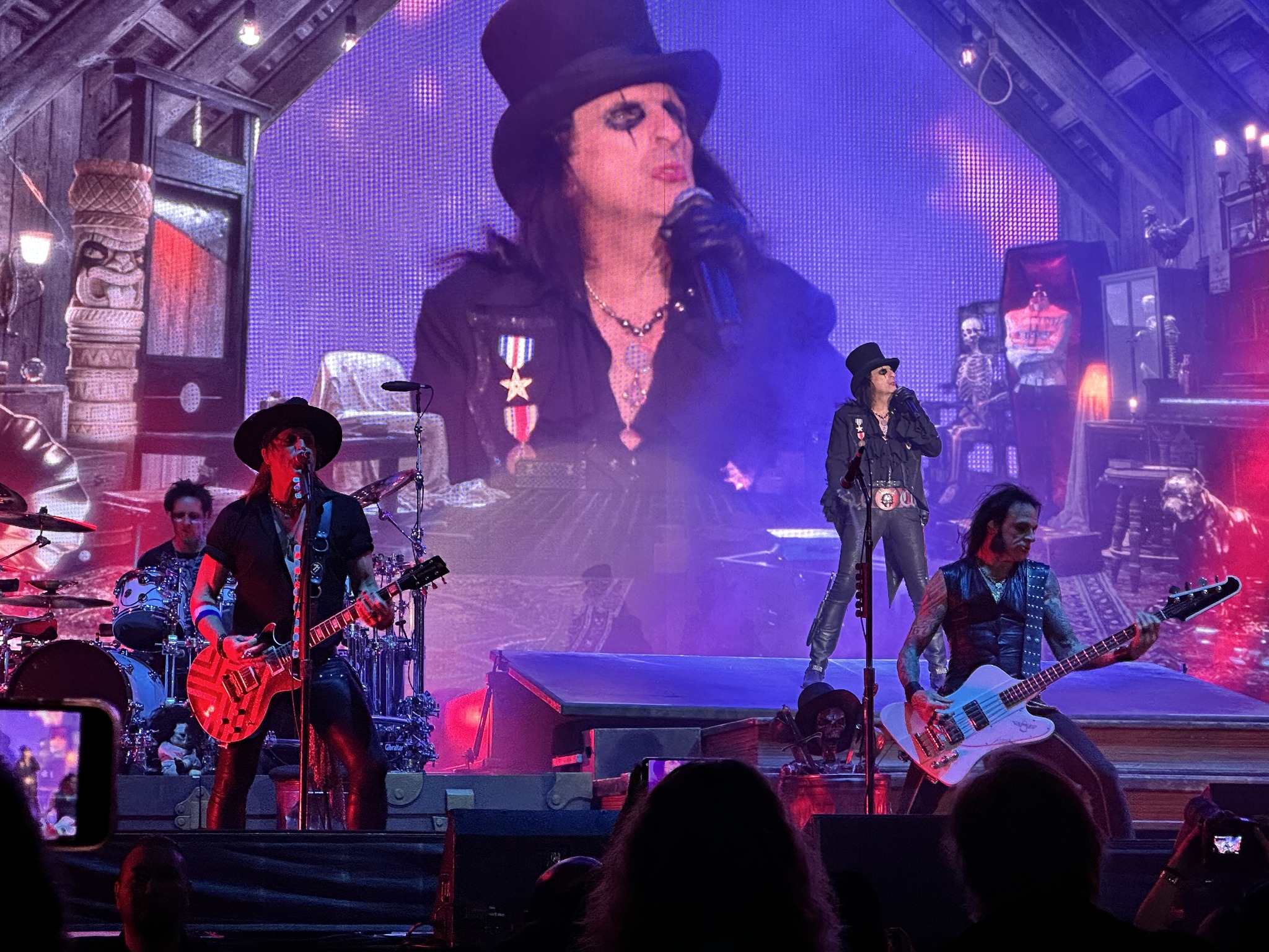 Final show of the 2013 #AliceCooper #RaiseTheDead #tour! Ending