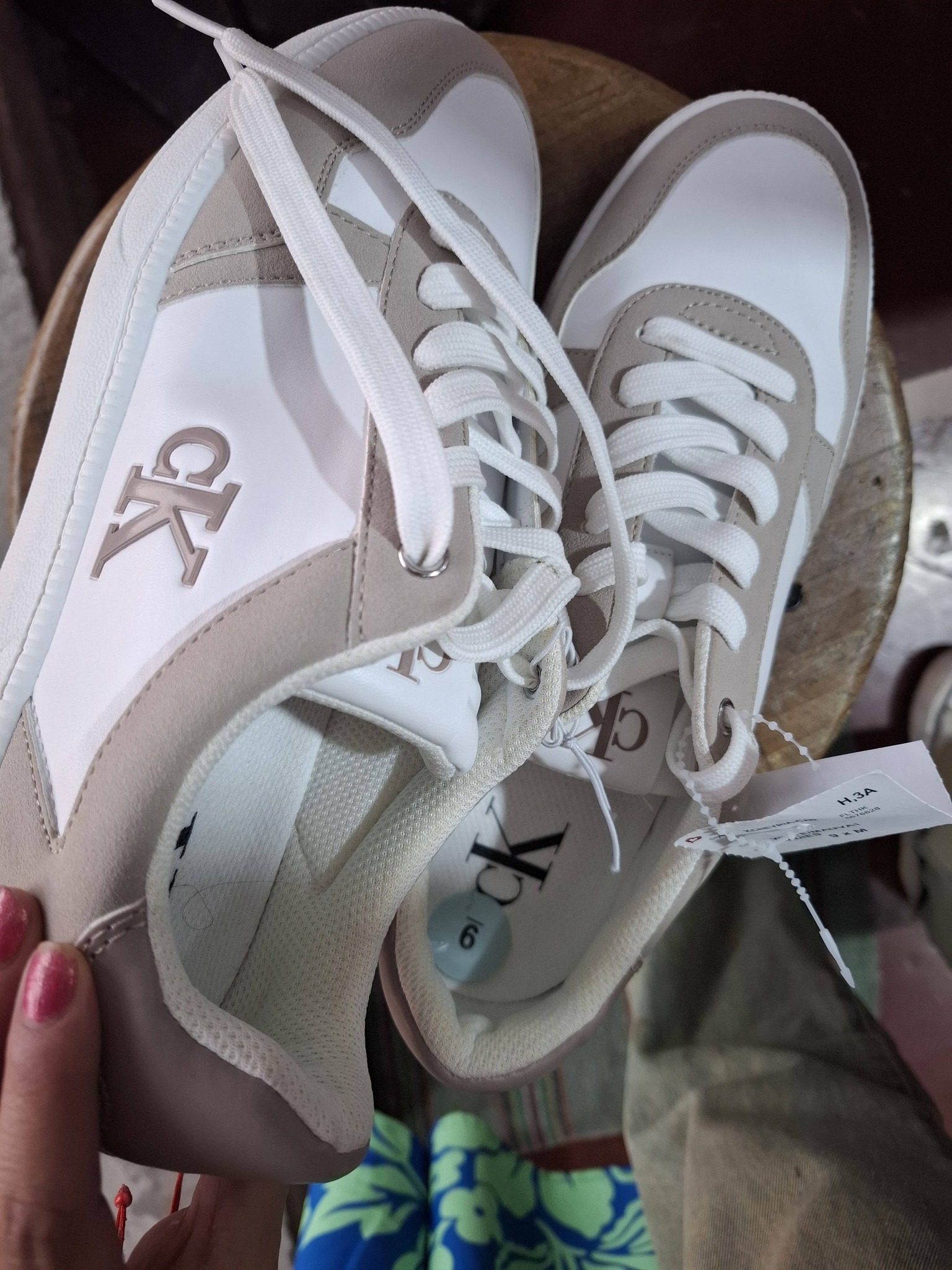 Hola Compre en una tienda el album de JNJM de los converse pero 