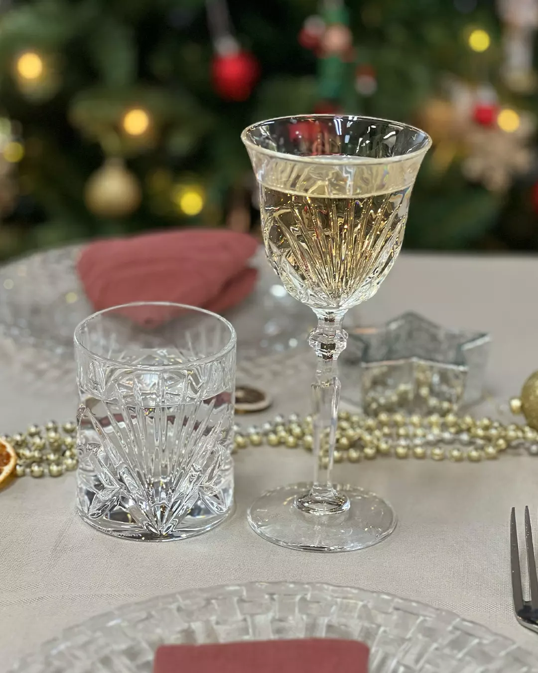 A festive table they'll remember, courtesy of #NACHTMANN Palais. 🎄 With its stunning classical design, it's sure to be a centrepiece at your table! 📸 NACHTMANN Palais Whisky Tumbler, NACHTMANN Palais White