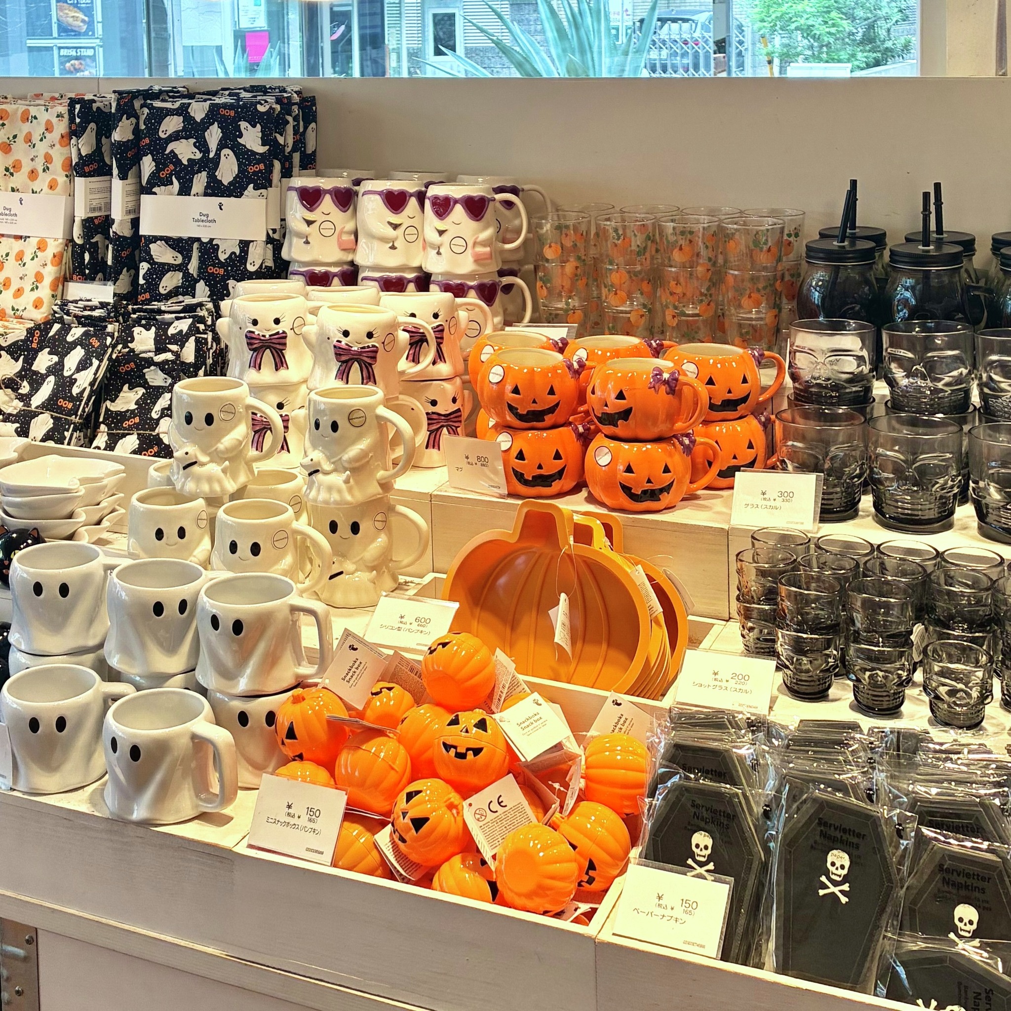 今年のハロウィン、主役が多すぎる問題🎃👻🐈‍⬛ おばけも、クロネコも