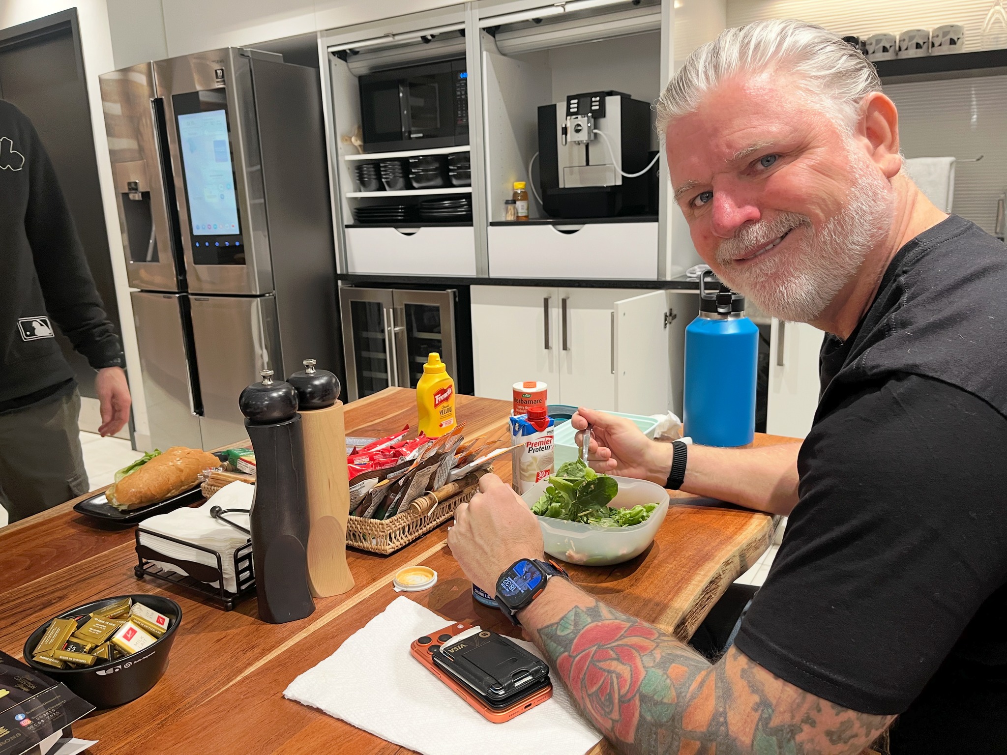 Dominic - En tournée, ça m’arrive de manger une petite salade. Après ça ...
