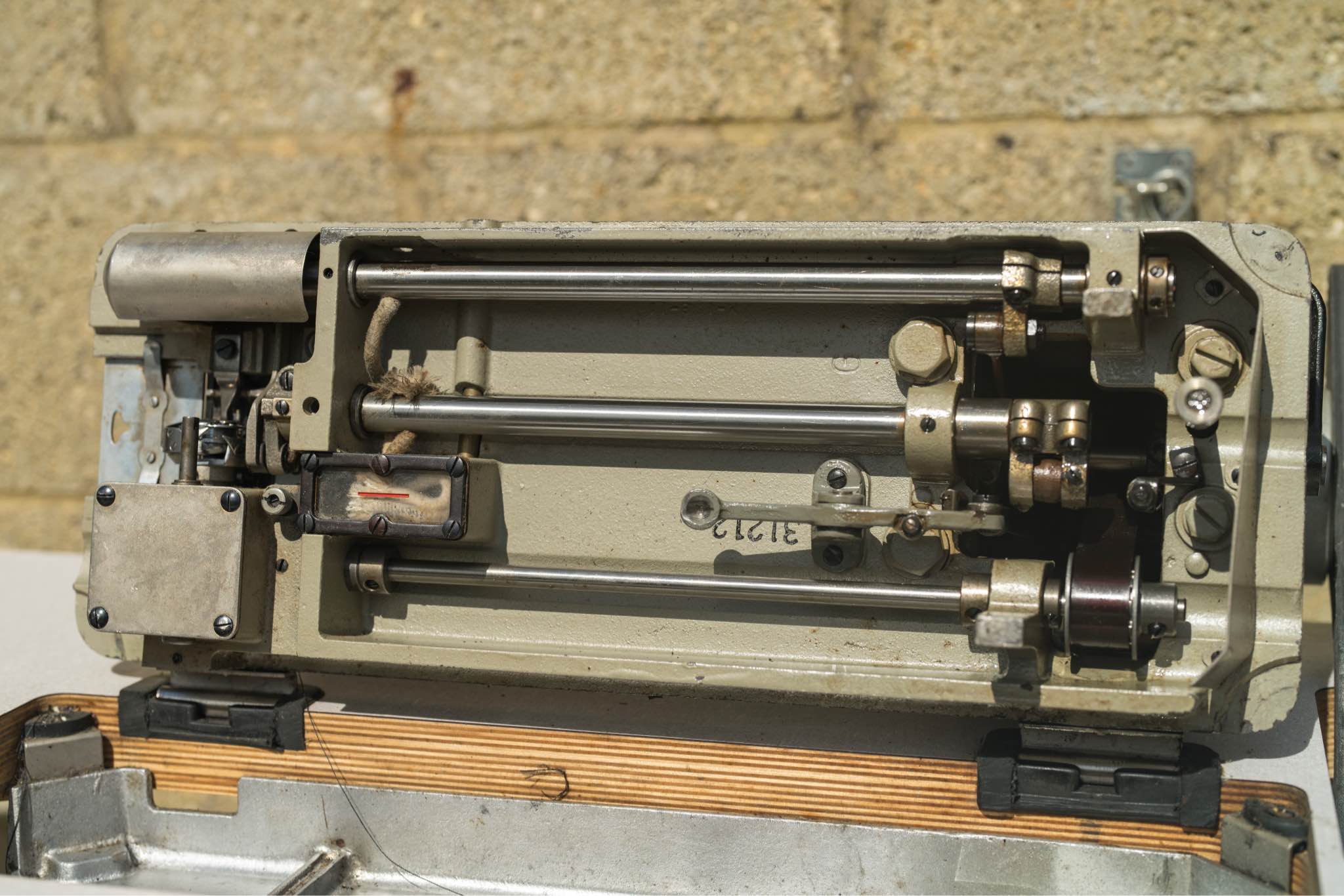 Juki LZ-586 Zig Zag Industrial Sewing Machine - Sewing Machines 