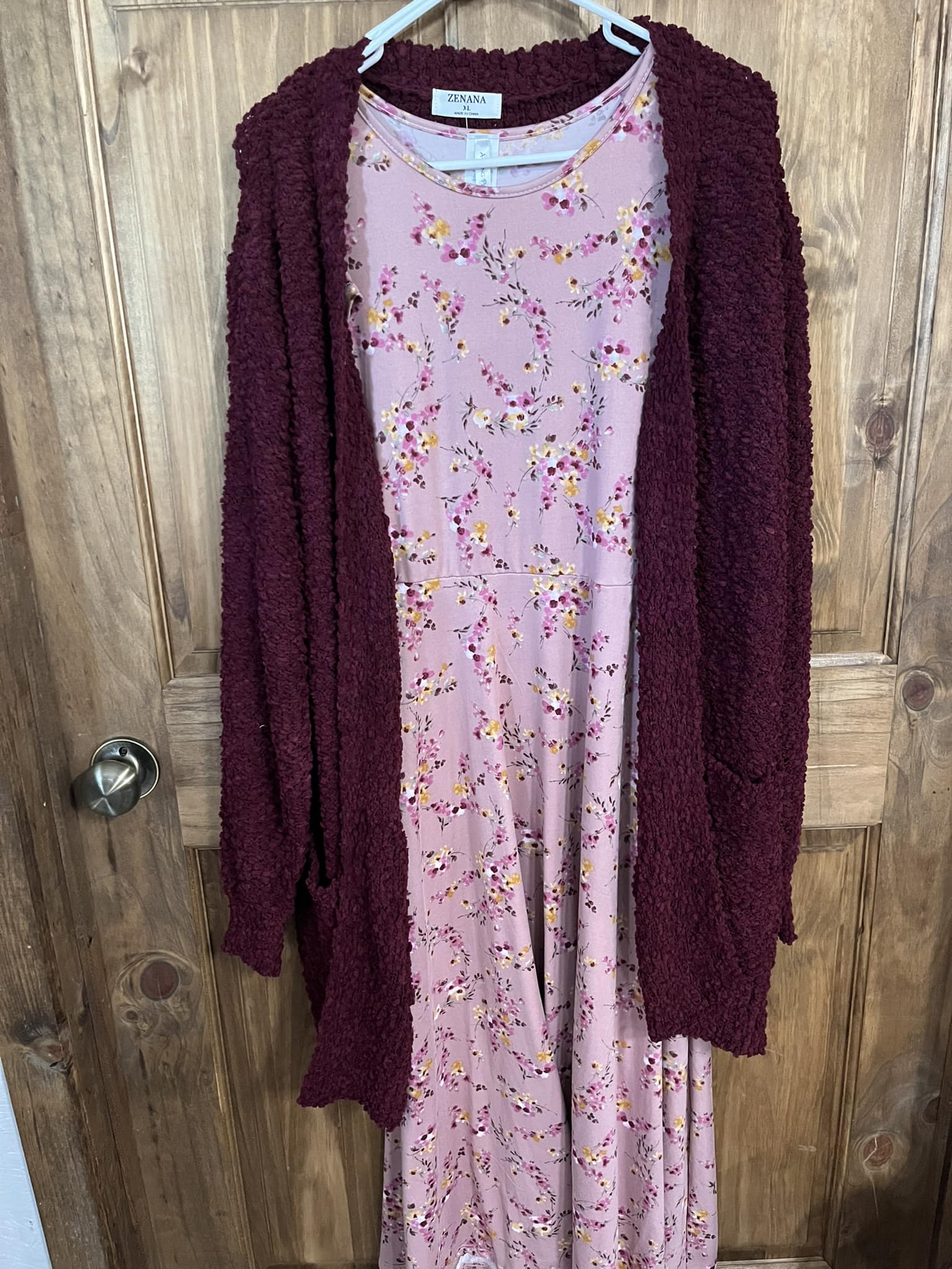 cream and burgundy prom dresses with Gold Lace Appliqued Long Chiffon Formal Party Dresses APD3180 Burgundy Prom Dresses with Gold Lace Appliqued Long Chiffon Size:US 6 / EU 38 / UK 10 Shoulder Tulle Flower Applique fabric:Chiffon Floral Prints Bring a Sense of