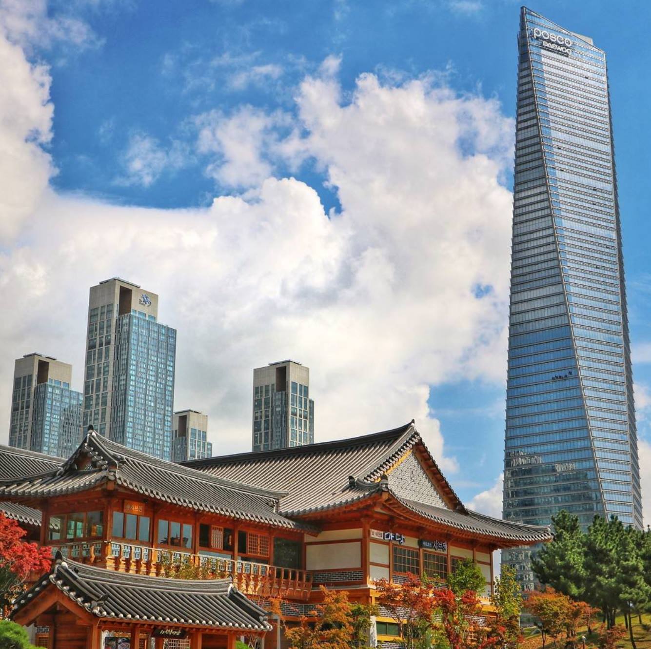 송도에서 볼 수 있는 특별한 건축물의 배열...옛것과... - Holiday Inn Incheon Songdo | Facebook