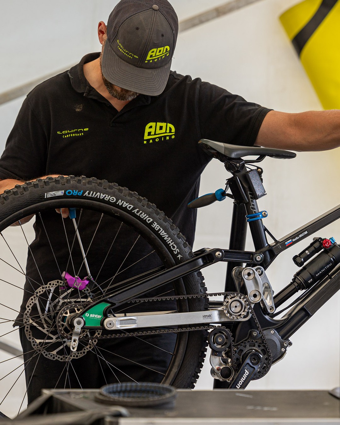 Aon Racing relies on Sinter Green pads for World Cup downhill