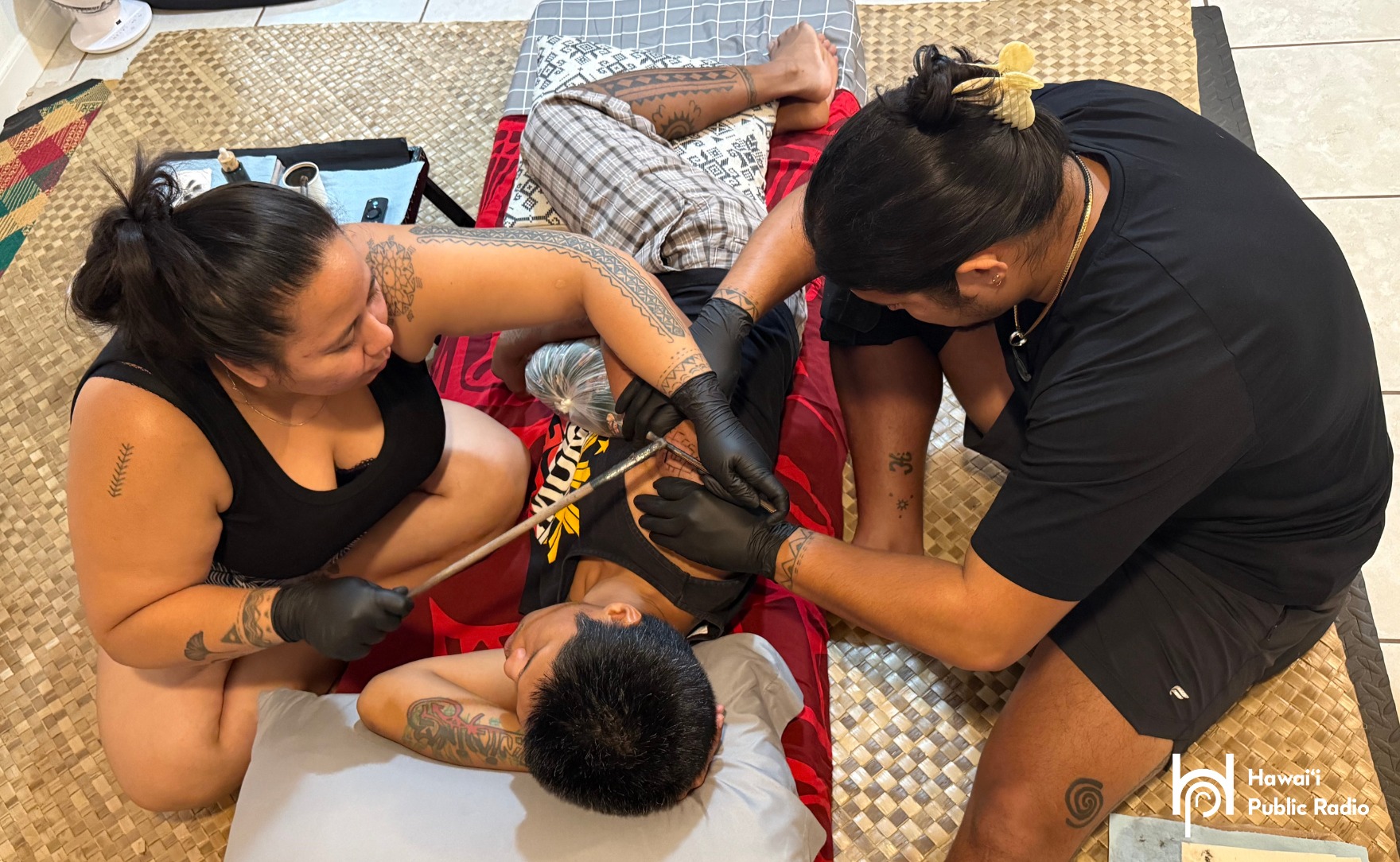 Hawaiʻi - Inside a small Waialua home, Natalia Roxas tattoos a man’s ...
