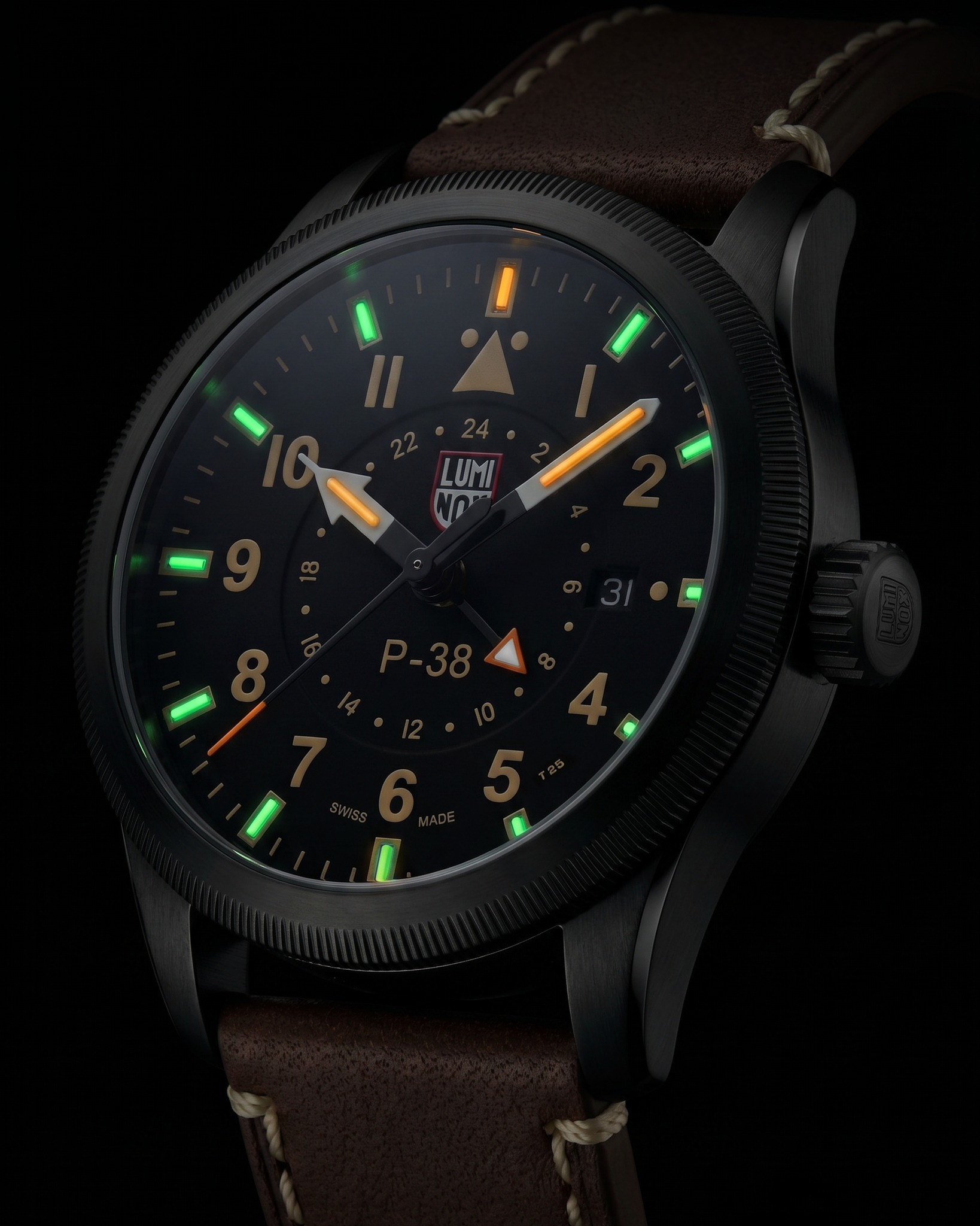 Luminox - Bloodline star Kyle Chandler shows his Luminox 8802 in