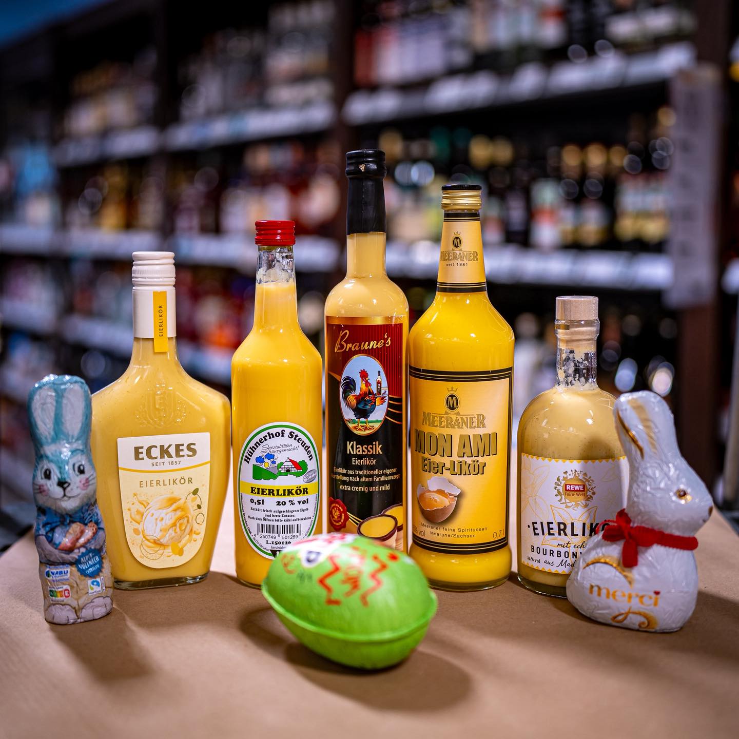 Ostern ohne Eierlikör? Schwierig vorstellbar. Und ganz ehrlich – bei dieser Auswahl fällt es auch schwer, sich für nur eine Flasche zu entscheiden. Klassisch, cremig, vielleicht mit einer besonderen Note oder doch