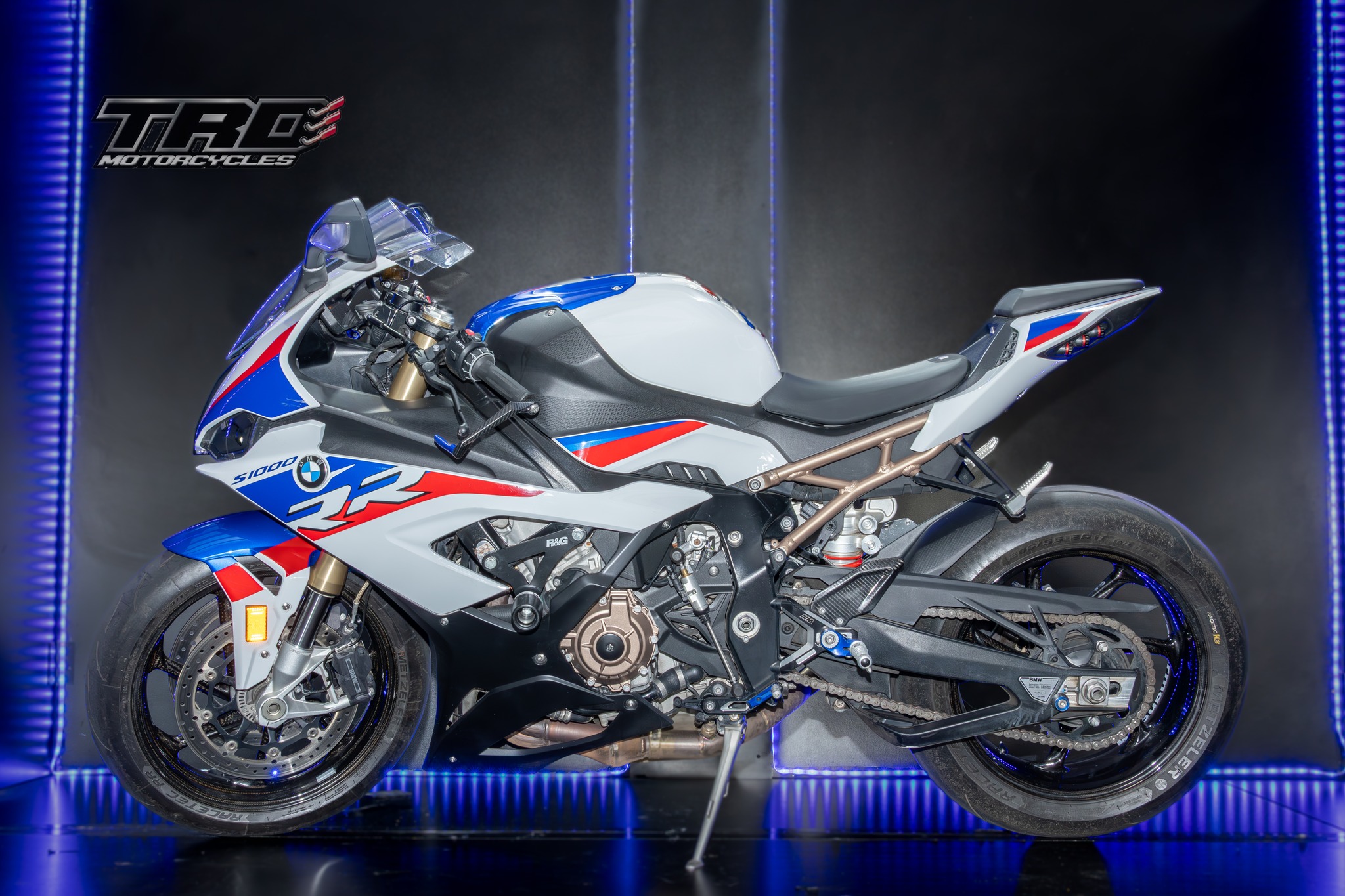 ●E-Play Smooth This BMW S1000RR is the kind of bike that makes everything else