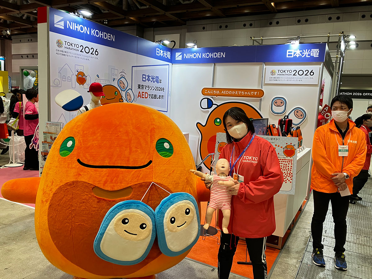 大人気の「かえでちゃん」着ぐるみ登場！！ 日本光電のAEDキャラクター