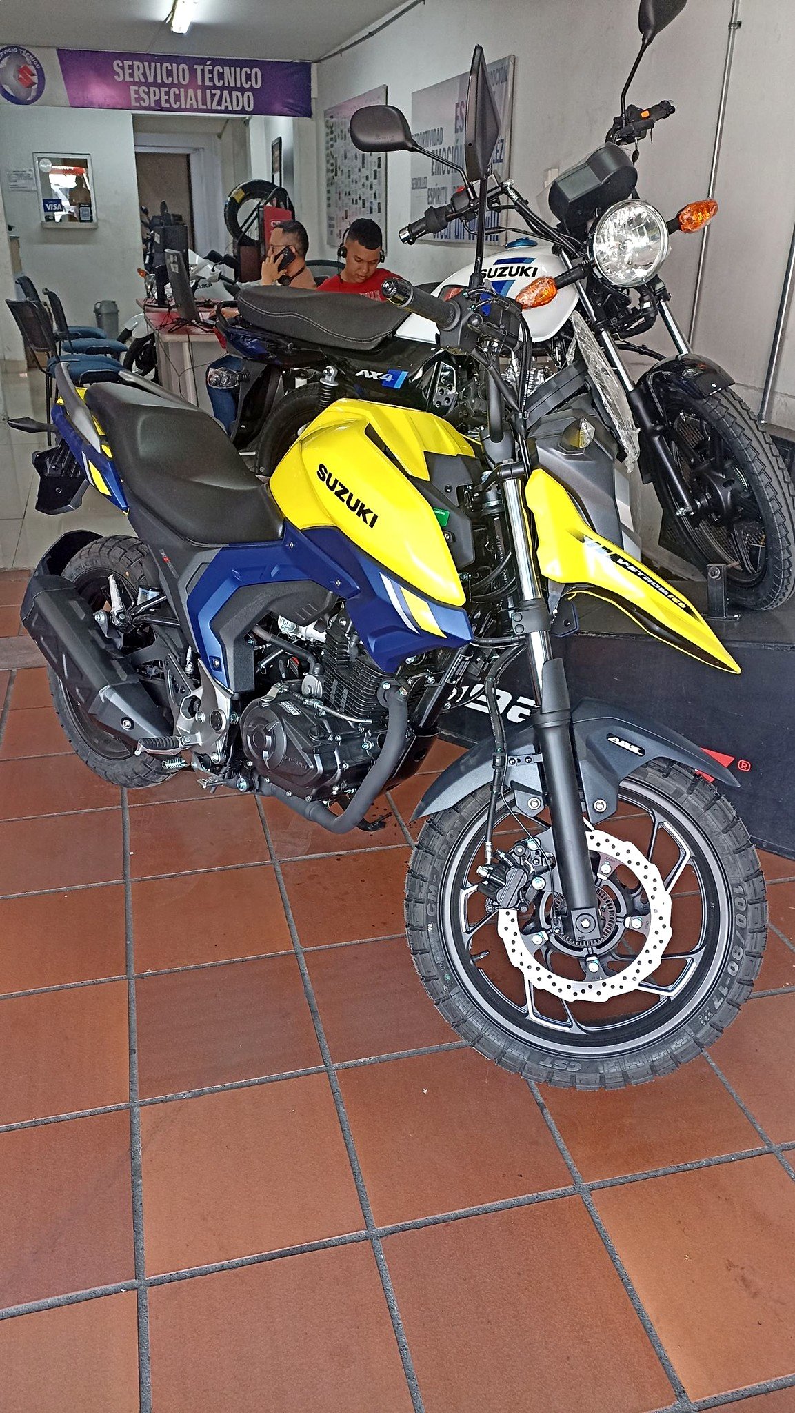 V-STROM 160 modelo 2026 colores amarillo/azul/negro y blanco/azul/negro ...