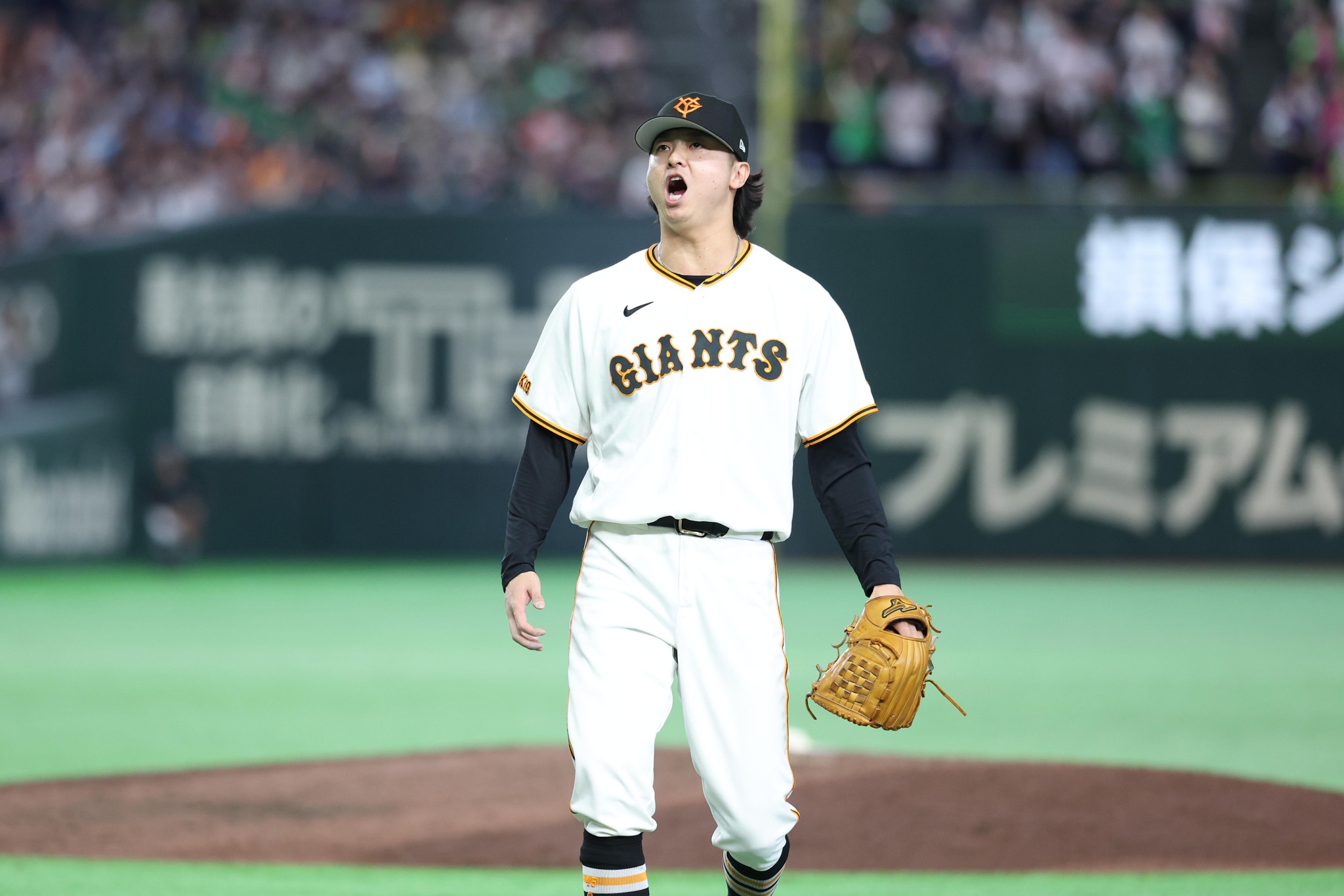 野球 巨人 ジャイアンツ 浦田俊輔選手 サインボール 投げ入れ 投げ込み
