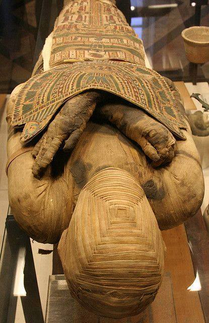 MOMIA PTOLEMAICA… (Museo del Louvre) Momia Ptolemaica en el Museo del ...