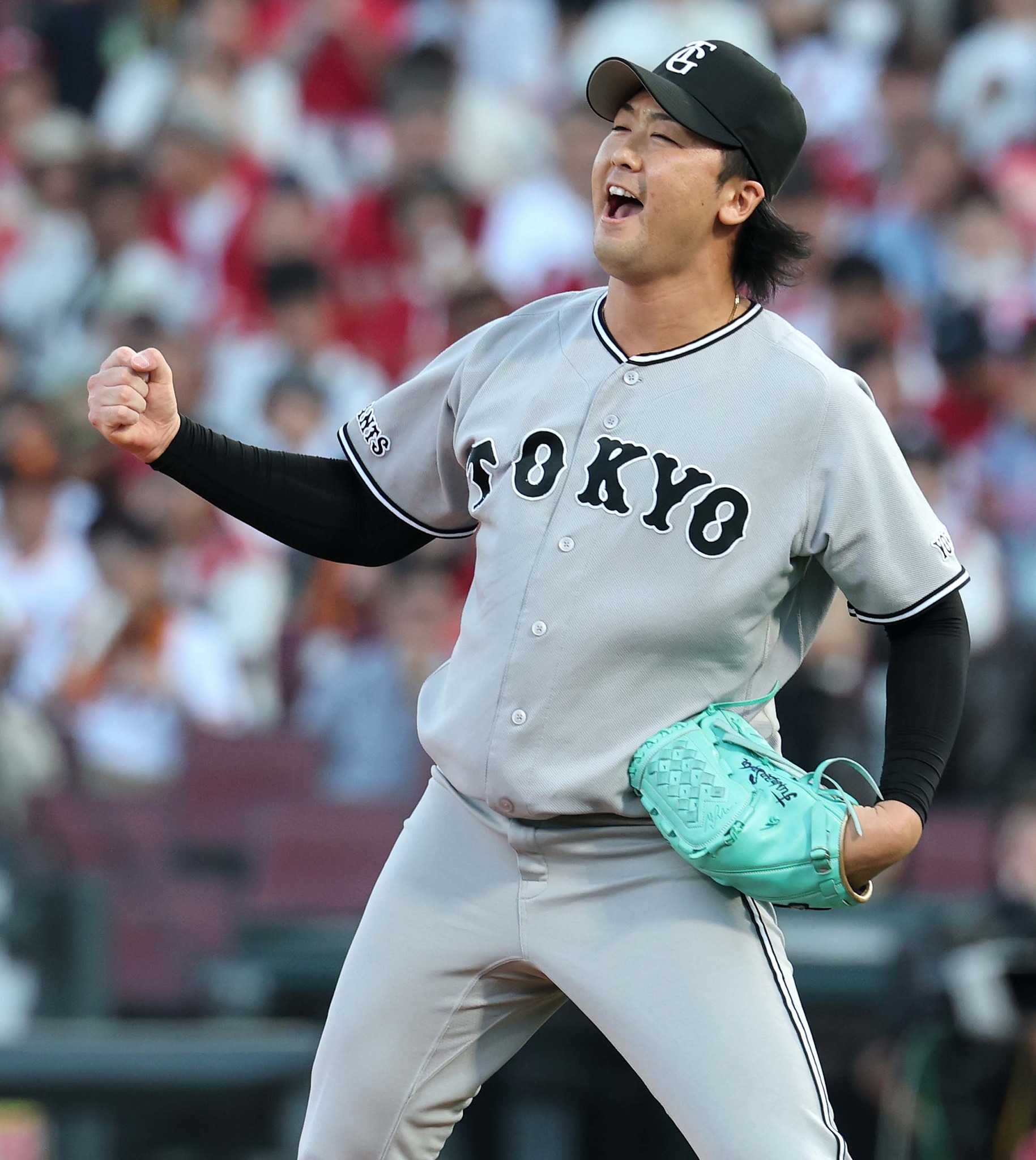 キャンプ中の一場面。高木勇人投手がファンレターに同封されてきた色紙