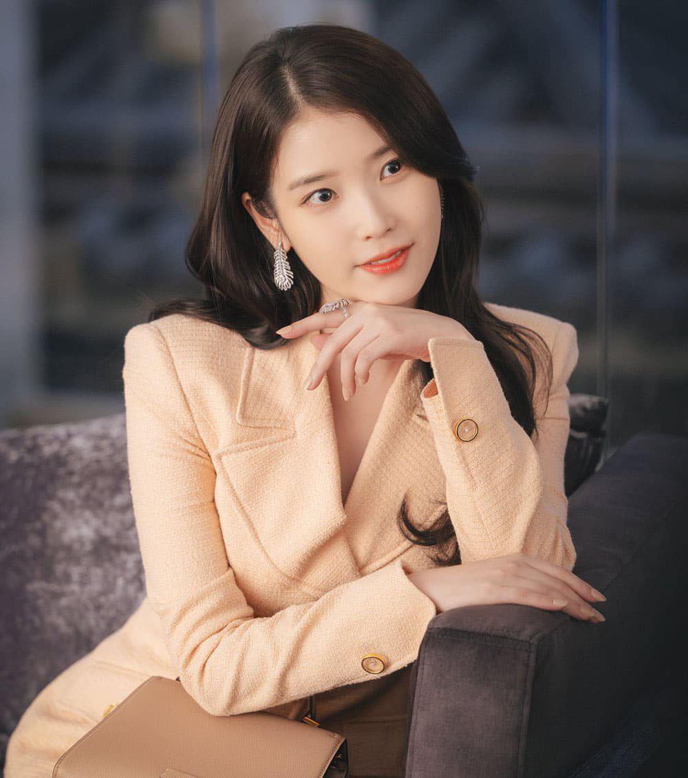 LISA ties IU as the second female K-pop soloist with the most