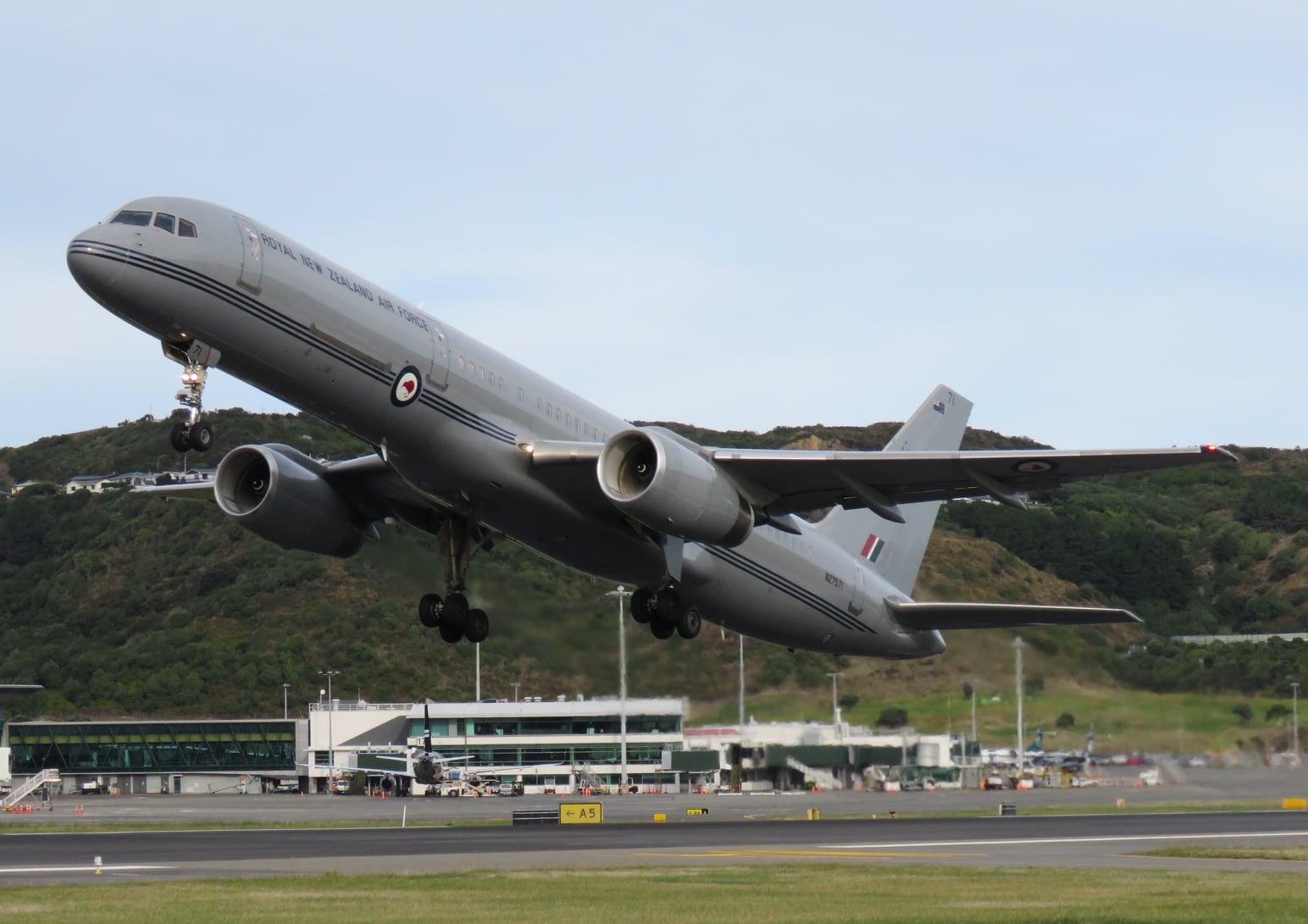 Royal New Zealand Air Force Boeing 757-2K2 NZ7571 just after