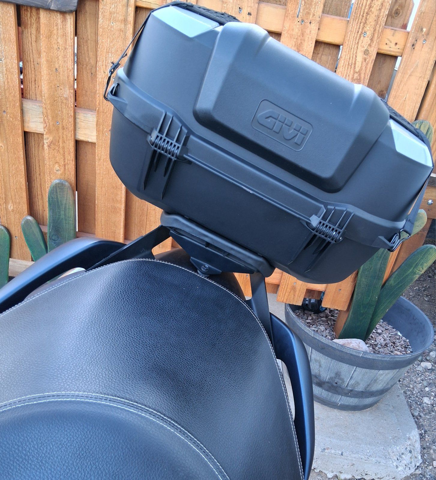 Anyone else having this problem with the Givi E55 top case?
