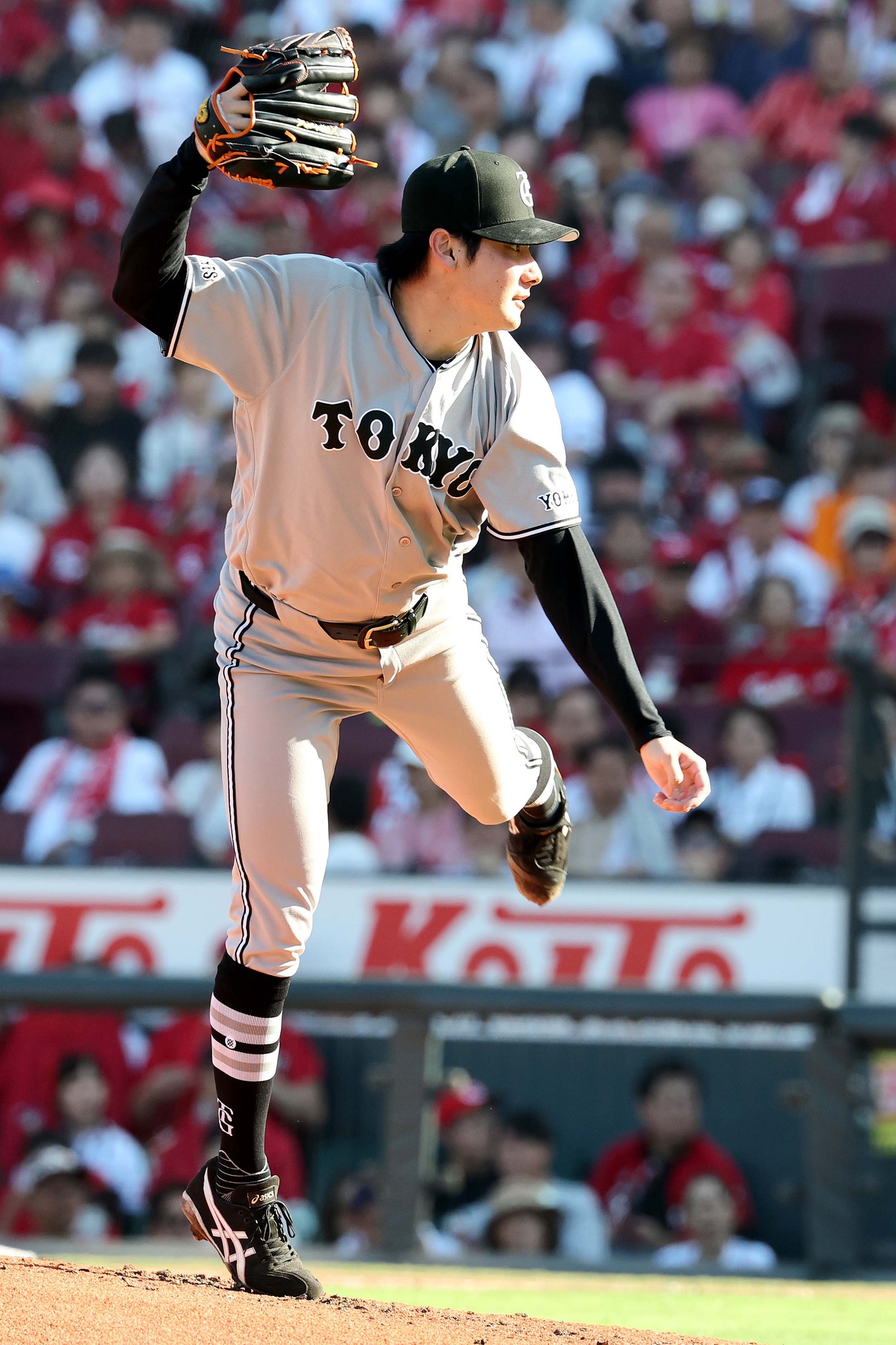キャンプ中の一場面。高木勇人投手がファンレターに同封されてきた色紙
