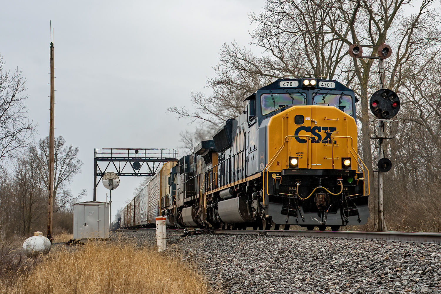 CSX 4701 leads northbound M352 train
