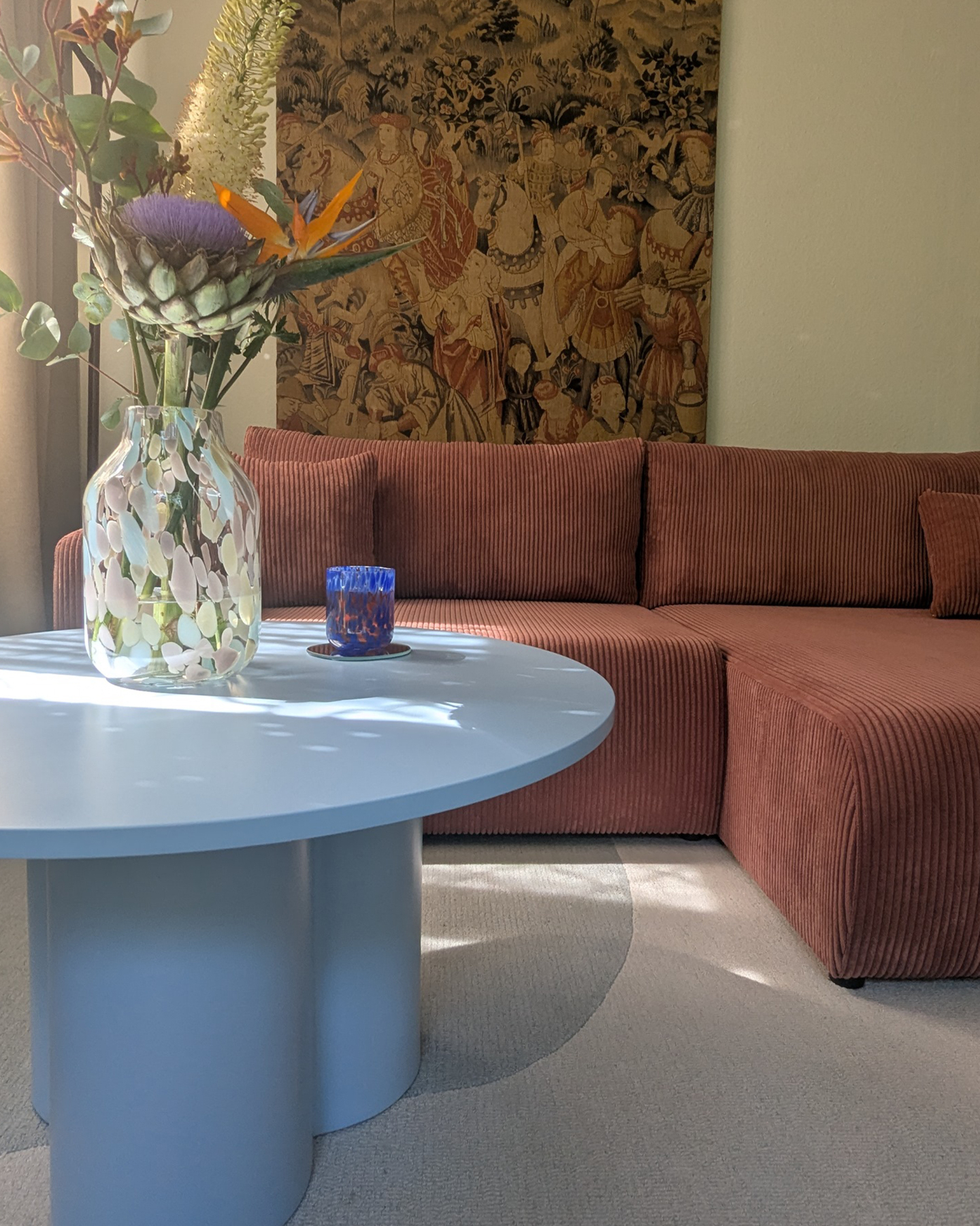 Diese Farben funktionieren einfach immer zusammen! Was ist deine Lieblings-Farbkombi? 🧡 🛒: Ecksofa DANO, TV-Lowboard Basu, Couchtisch Olivia, Wollteppich Clarissa, Deko von BUTLERS 📷: @1raumschloss #home24